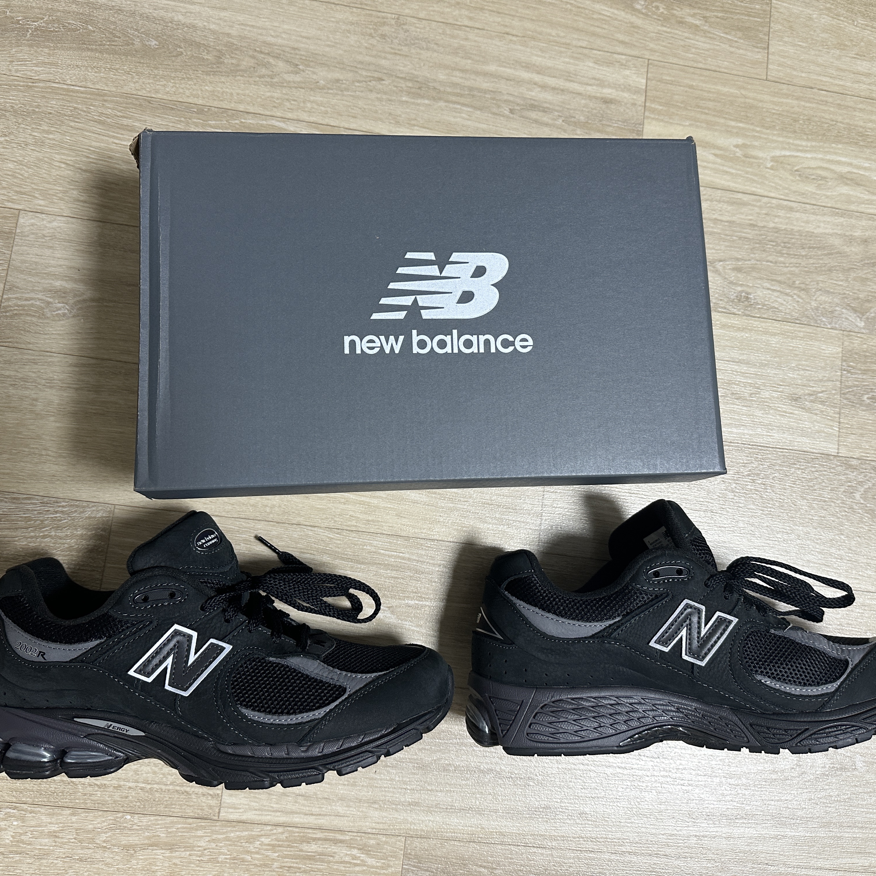 New Balance 2002R Dark Camo 착용 스타일 - 1