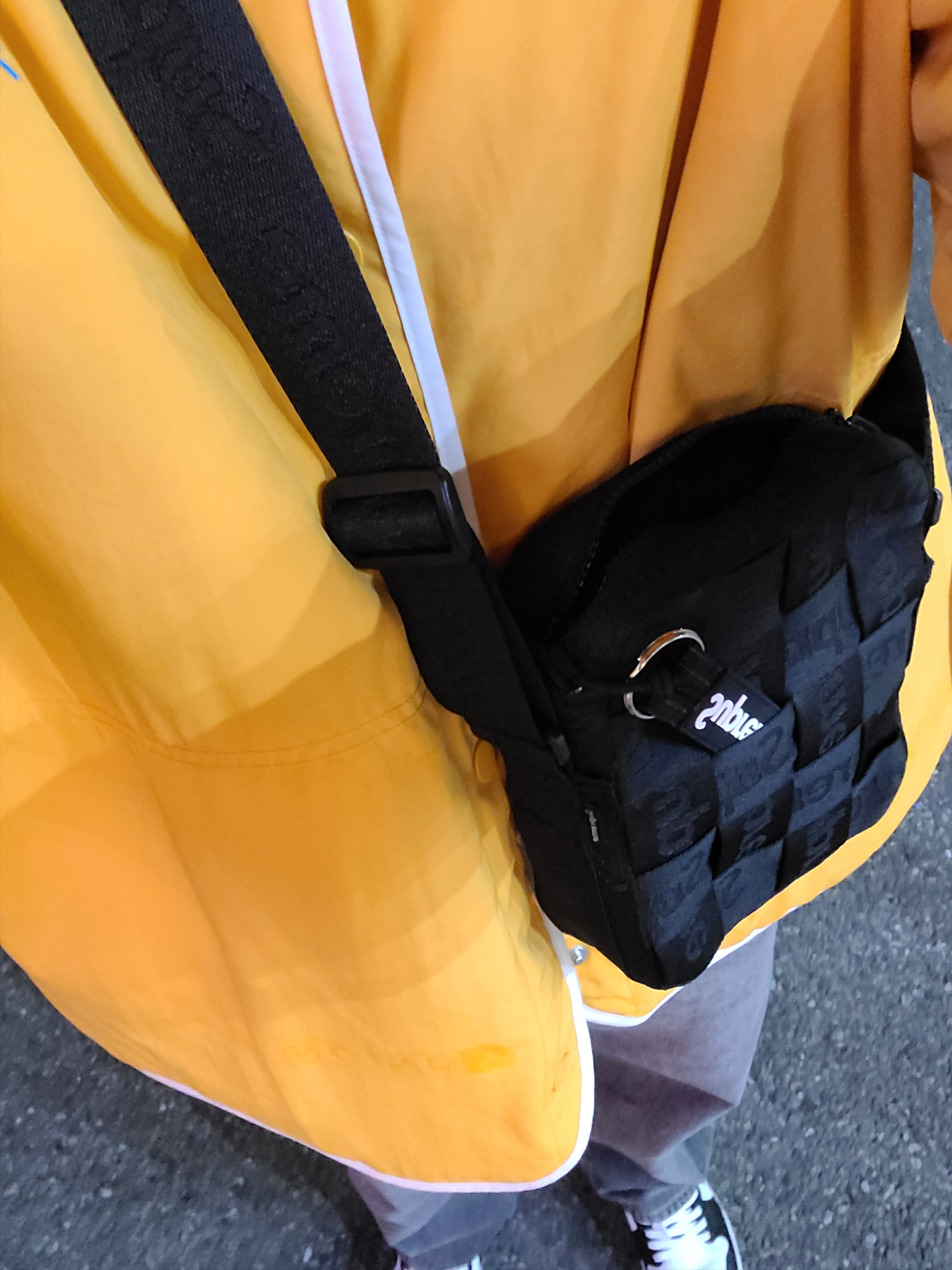 Jordan x Union Reversible Jacket Sport Gold - US/EU, Supreme Woven Shoulder Bag Black - 23SS 착용 스타일 - 2