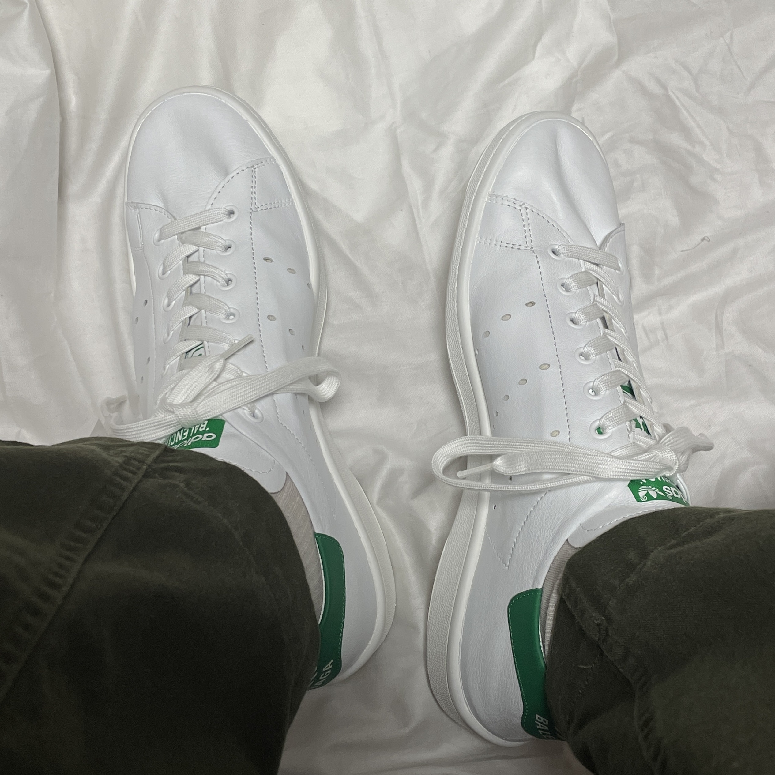 Balenciaga x Adidas Stan Smith Core White Green 착용 스타일 - 2