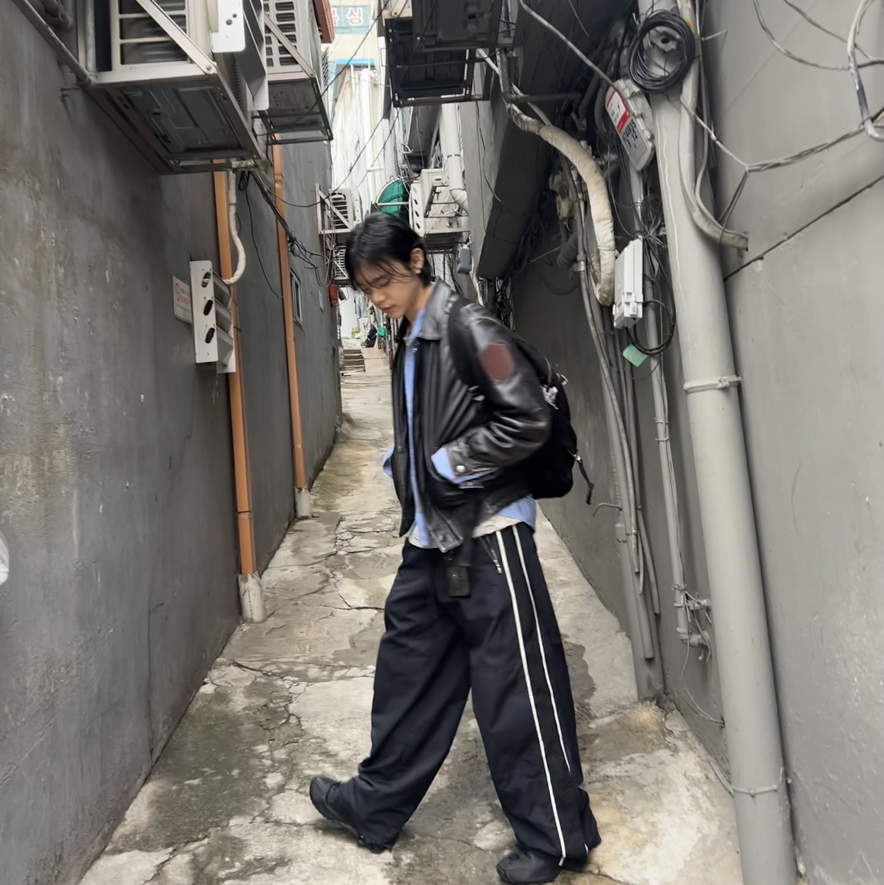 (W) Nike Shox R4 Black, Polyteru 1011 Nylon Track Pants Dark Navy 착용 스타일 - 1