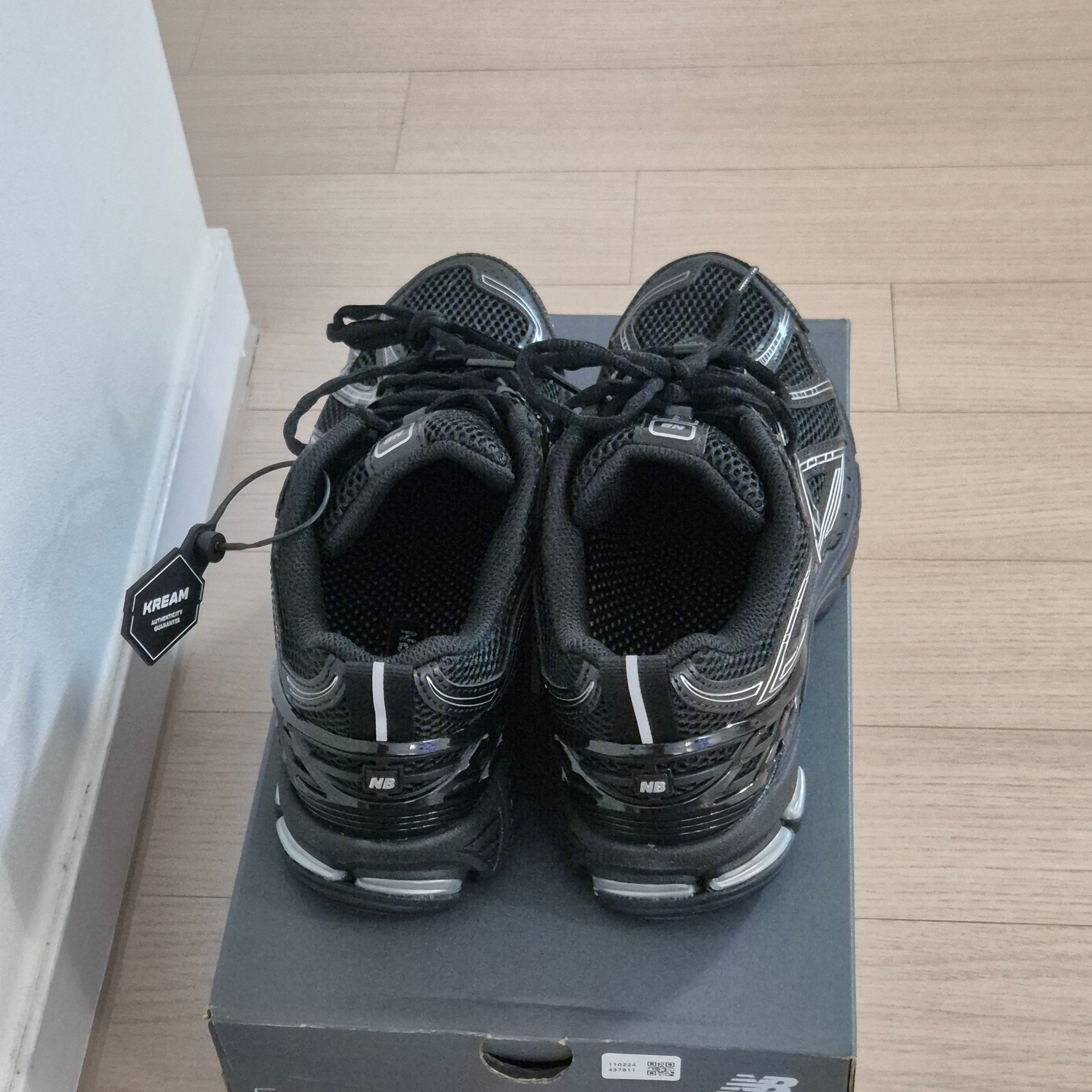 New Balance 1906R Black Silver Metallic 착용 스타일 - 4