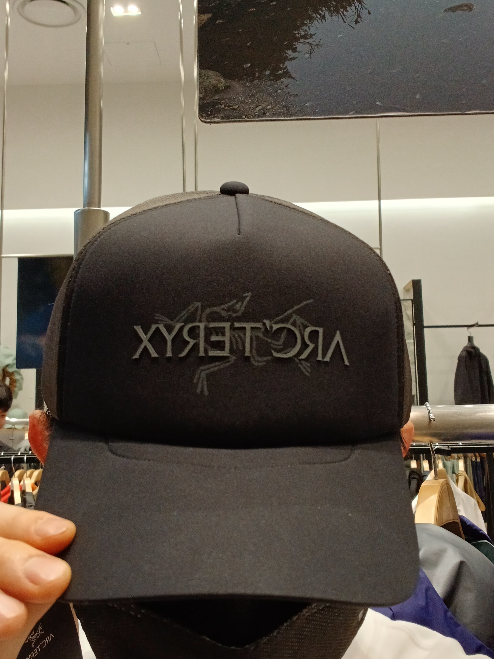 Arc'teryx Bird Word Trucker Hat Black Cloud, Arc'teryx Bird Trucker Curved Brim Hat Black 착용 스타일 - 1