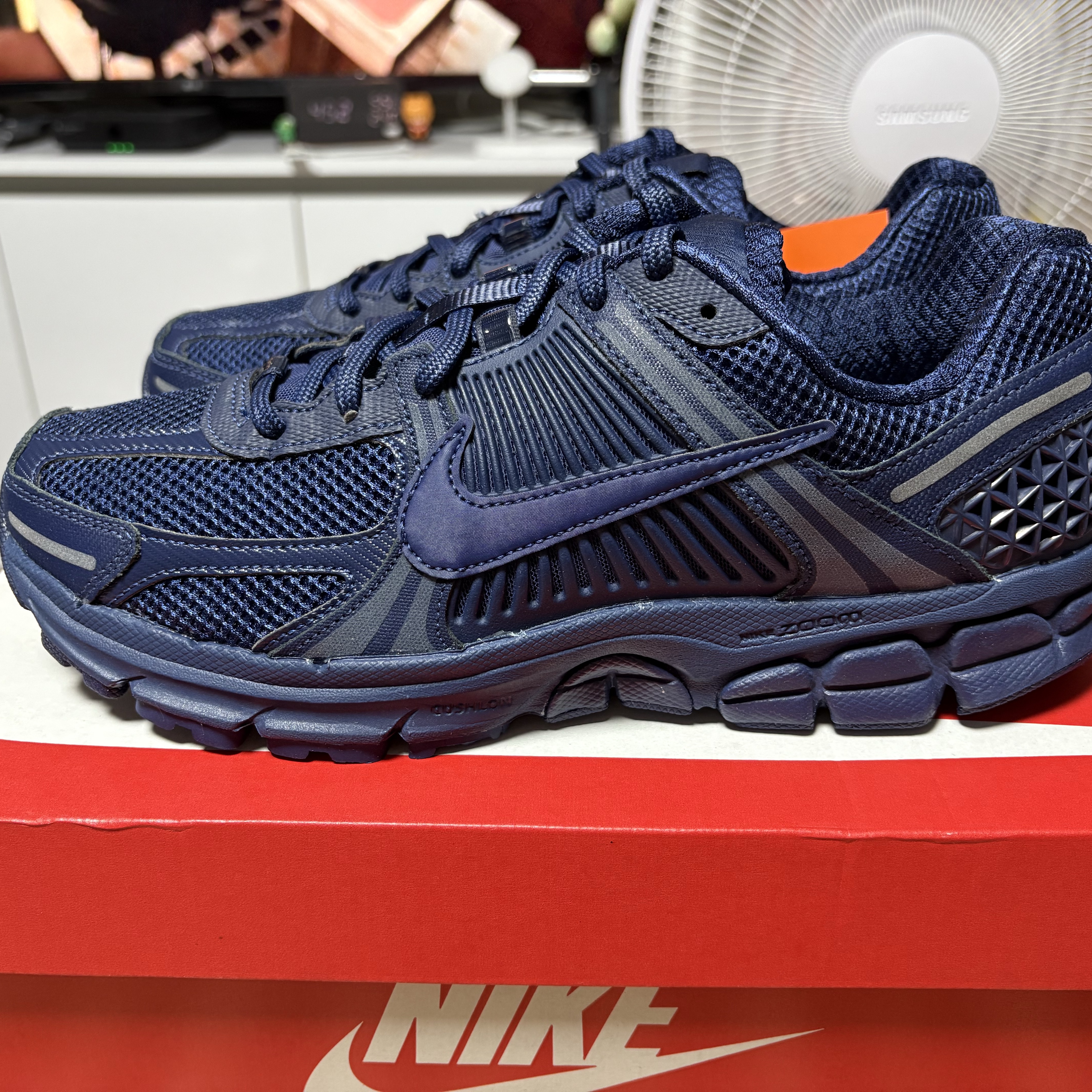 Nike Zoom Vomero 5 SP Midnight Navy 착용 스타일 - 1