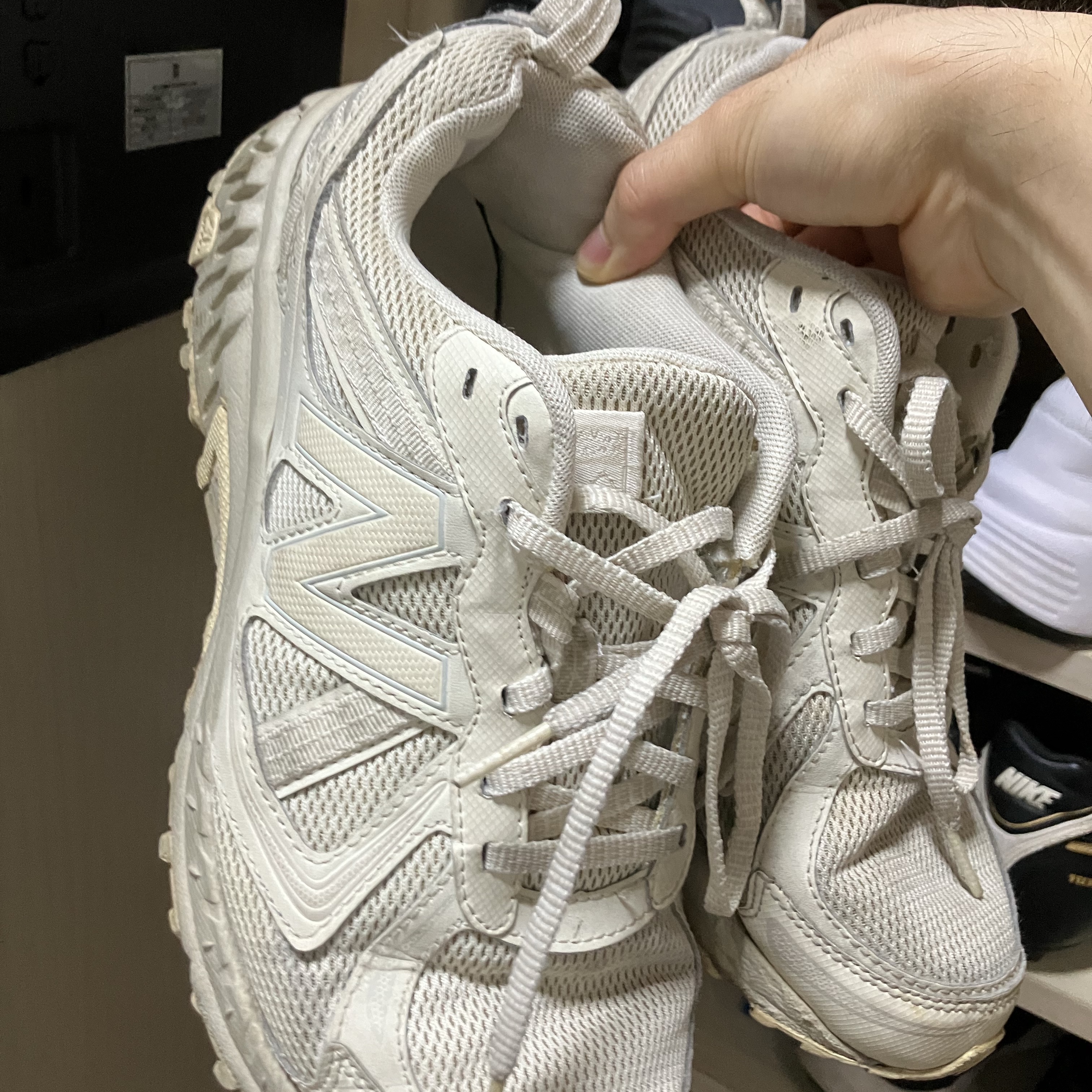 New Balance 410v5 Trail Beige - 2E Wide 착용 스타일