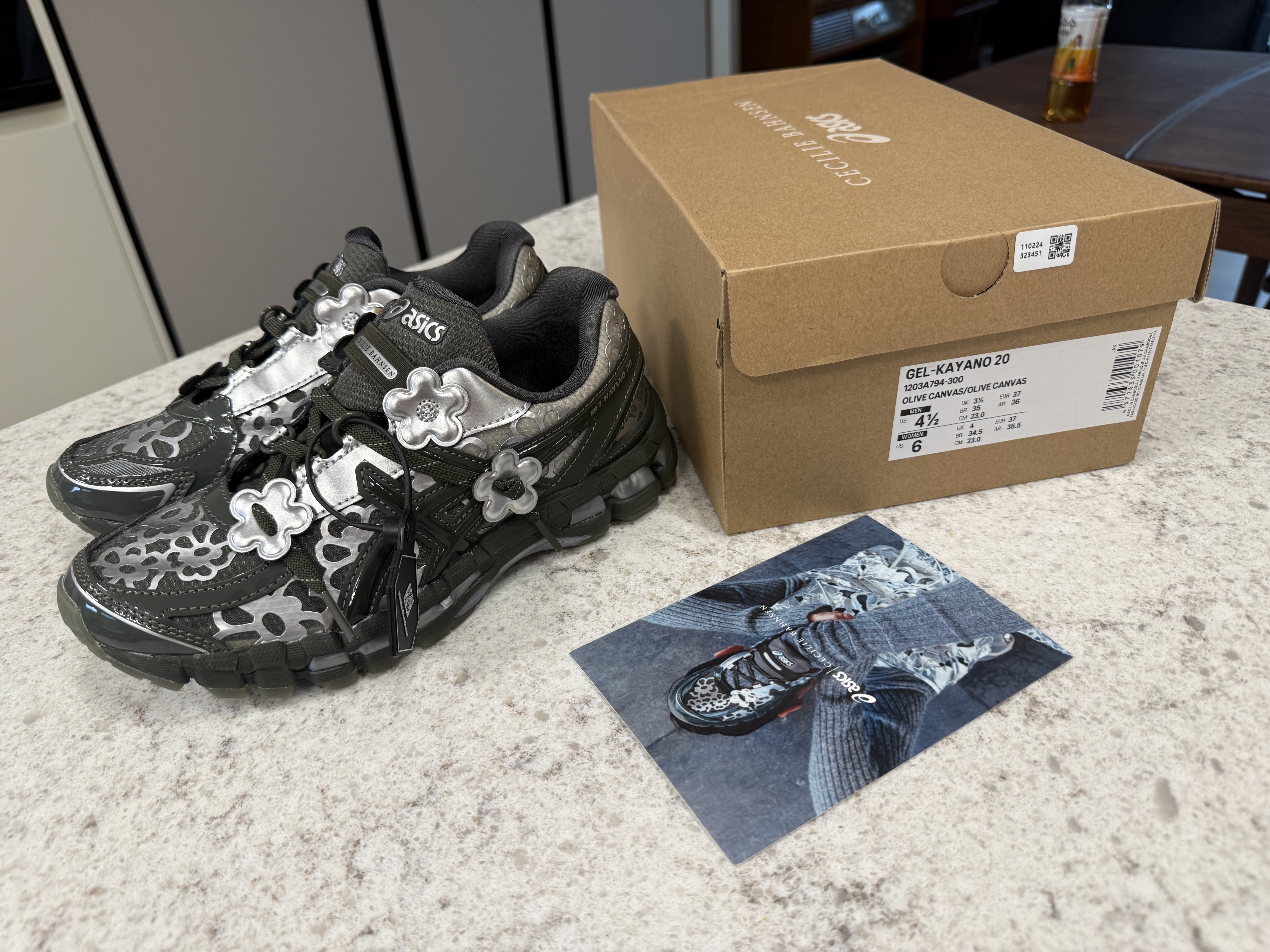 Asics x Cecilie Bahnsen Gel-Kayano 20 Olive 착용 스타일 - 1