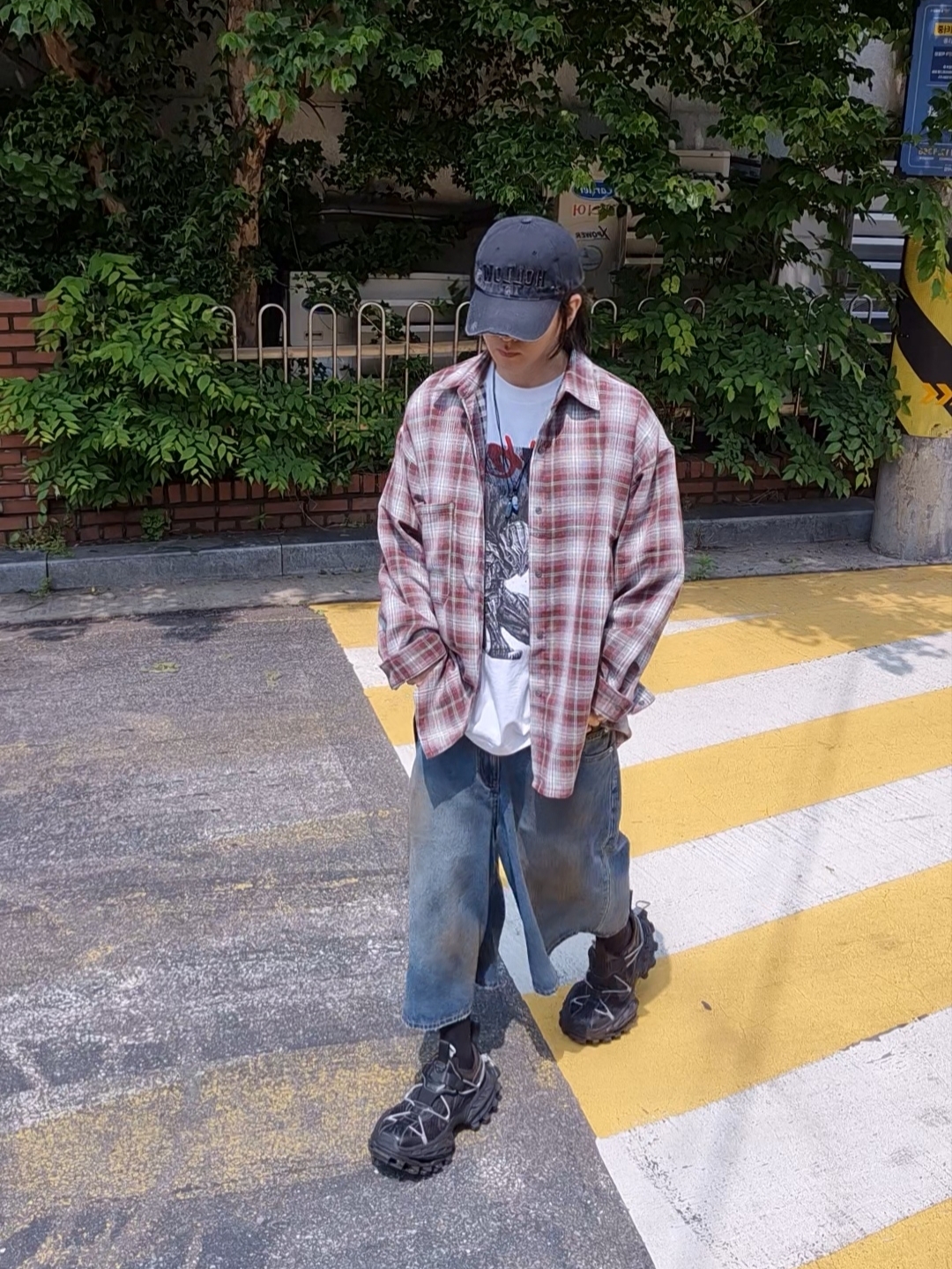 Nonnod Hollow Destroyed Cap Vintage Black 착용 스타일 - 2