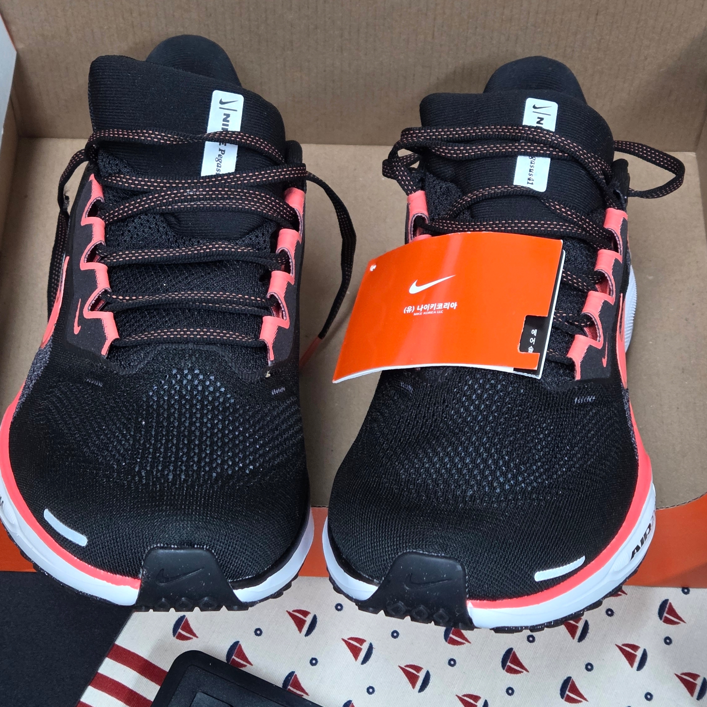 Nike Air Zoom Pegasus 41 Black Wild Mango 착용 스타일 - 2
