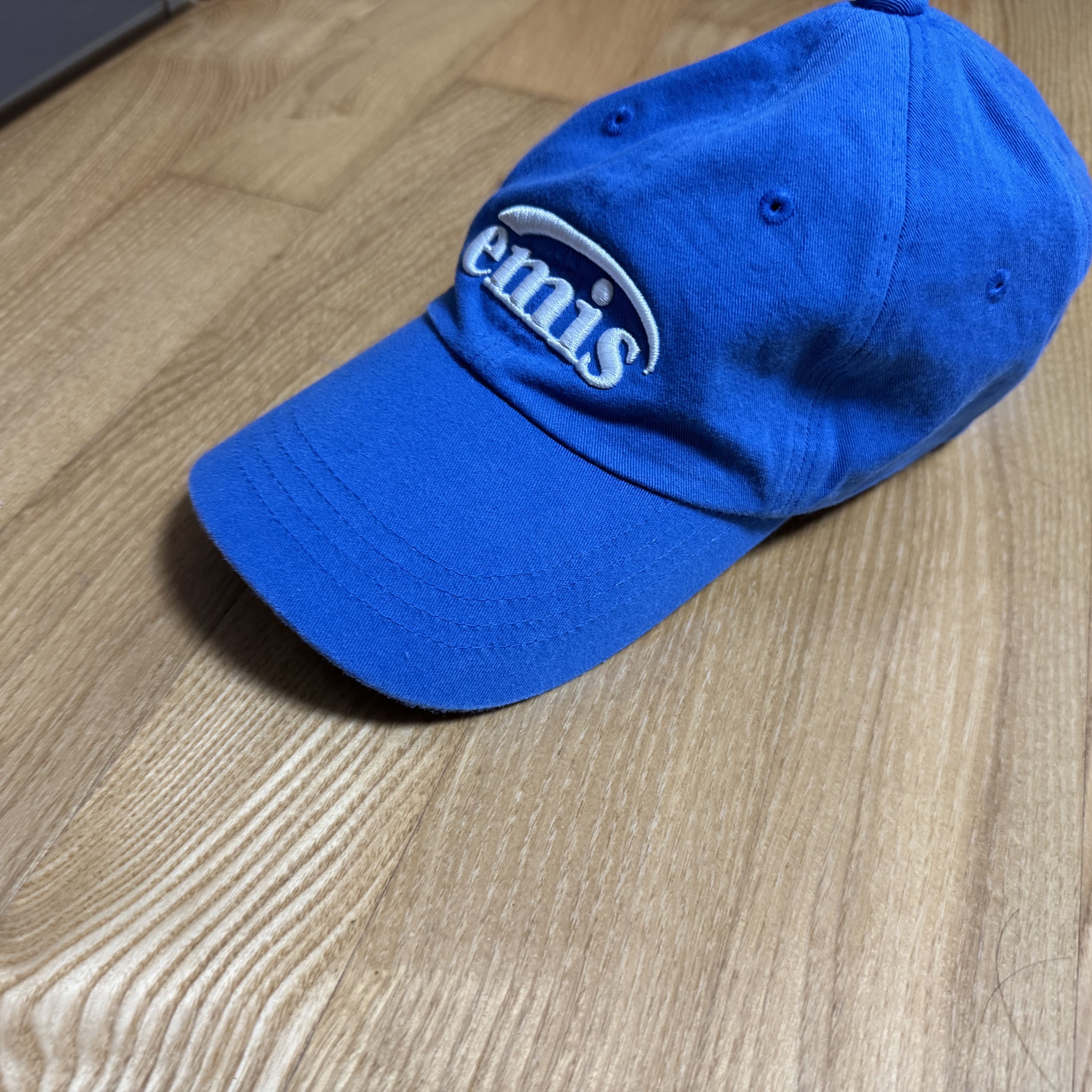 Emis New Logo Ball Cap Blue 착용 스타일
