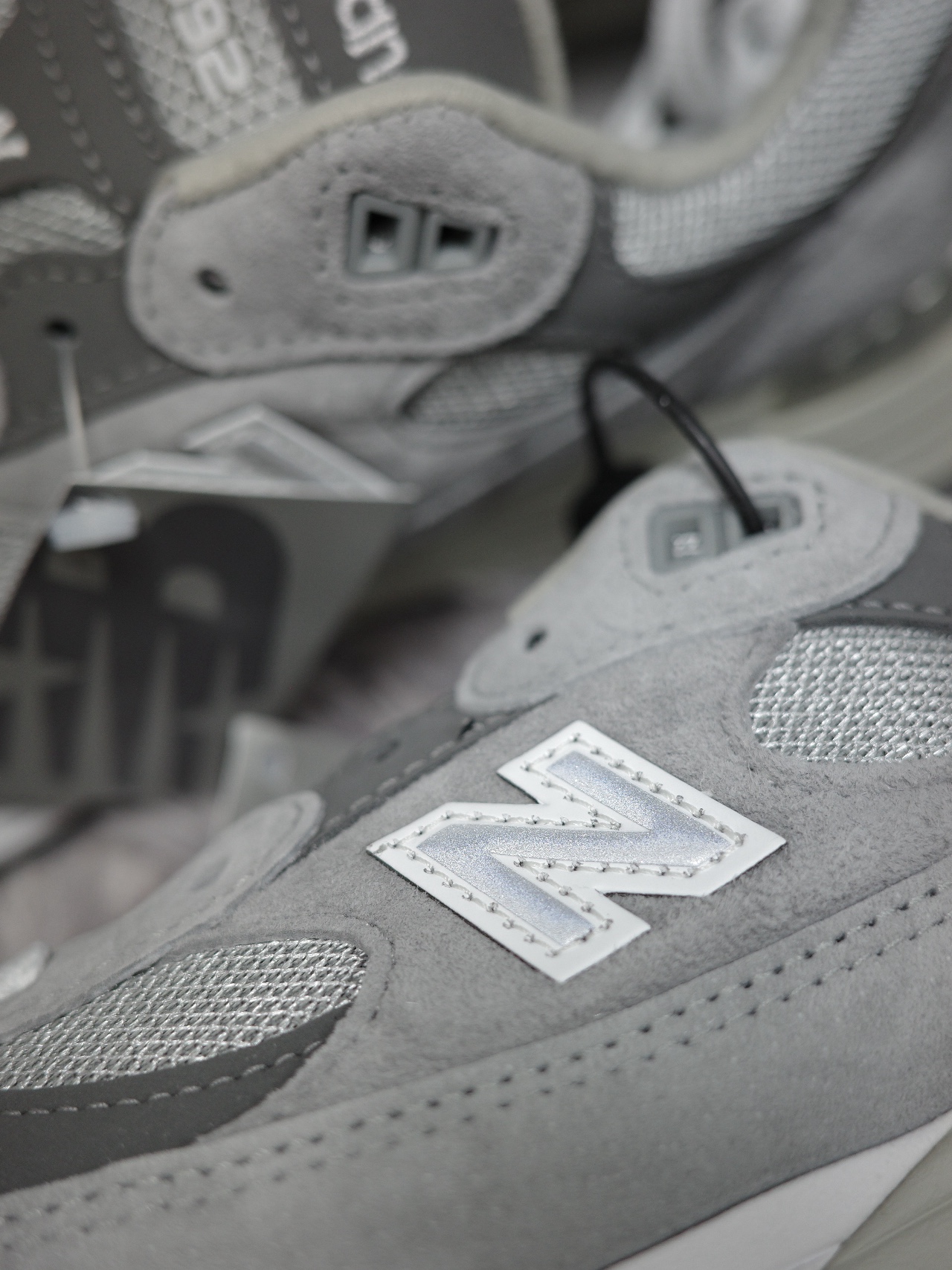New Balance 992 Made in USA Core Grey Silver Metallic 착용 스타일 - 3