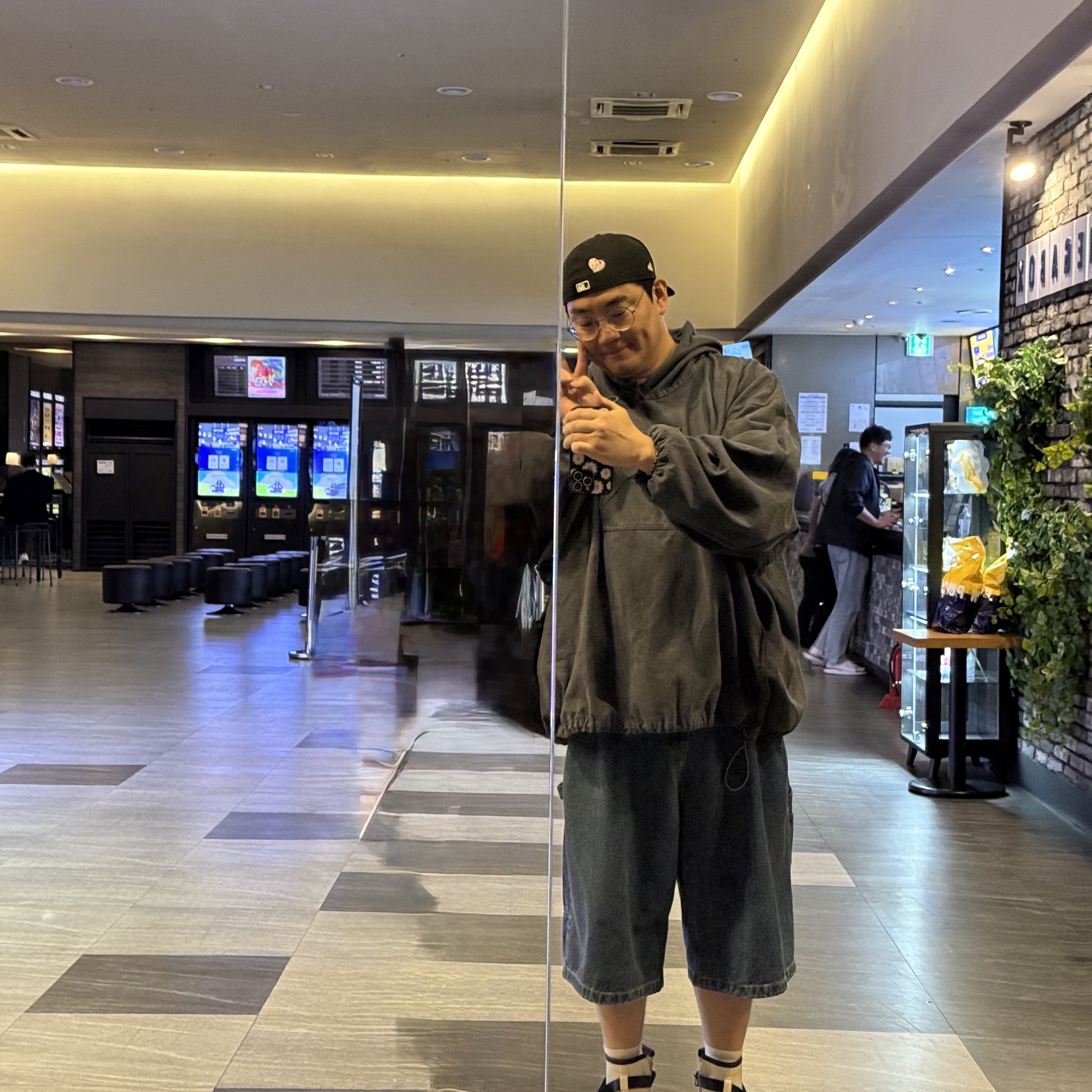 Yeezy Gap Engineered By Balenciaga Sateen Anorak Dark Green, Moonstar 810s ET027 Marke Modi White 착용 스타일