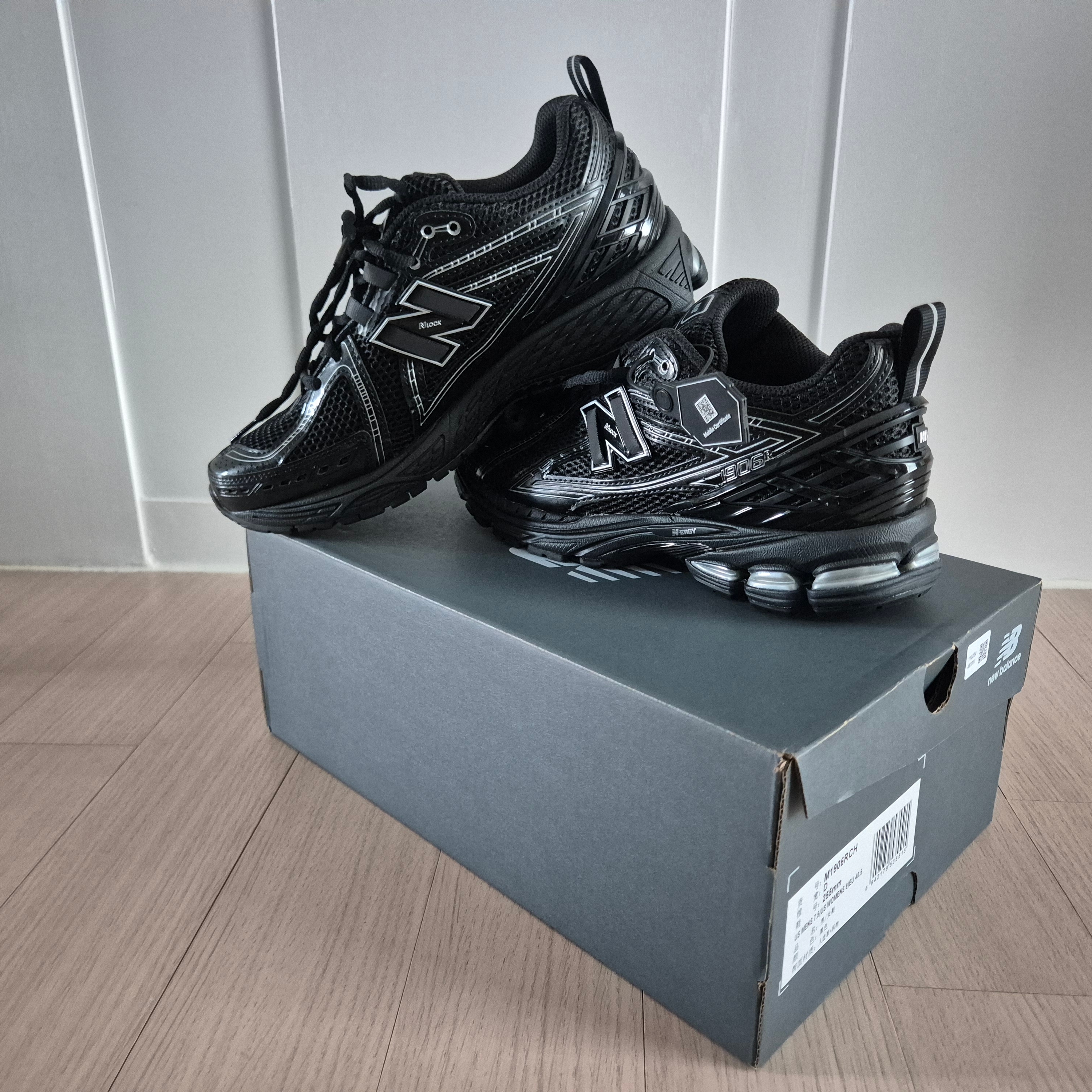 New Balance 1906R Black Silver Metallic 착용 스타일 - 3