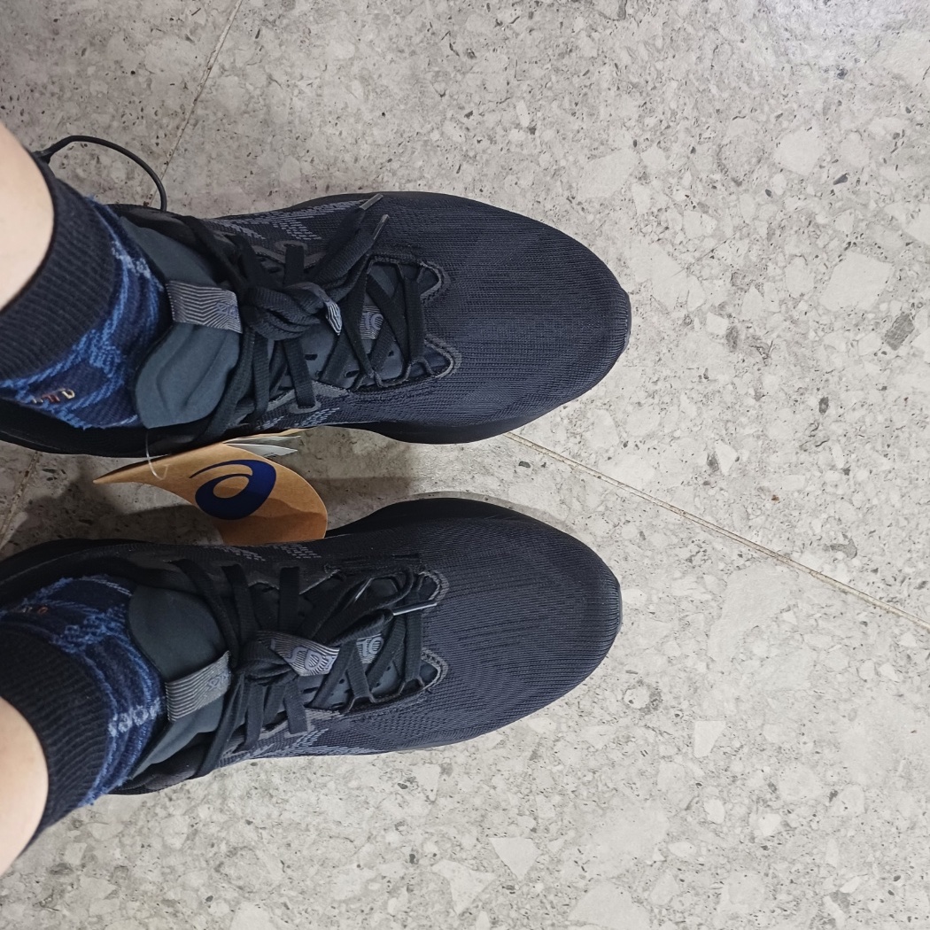 Asics Novablast 5 Black Carrier Grey - 2E Wide 착용 스타일