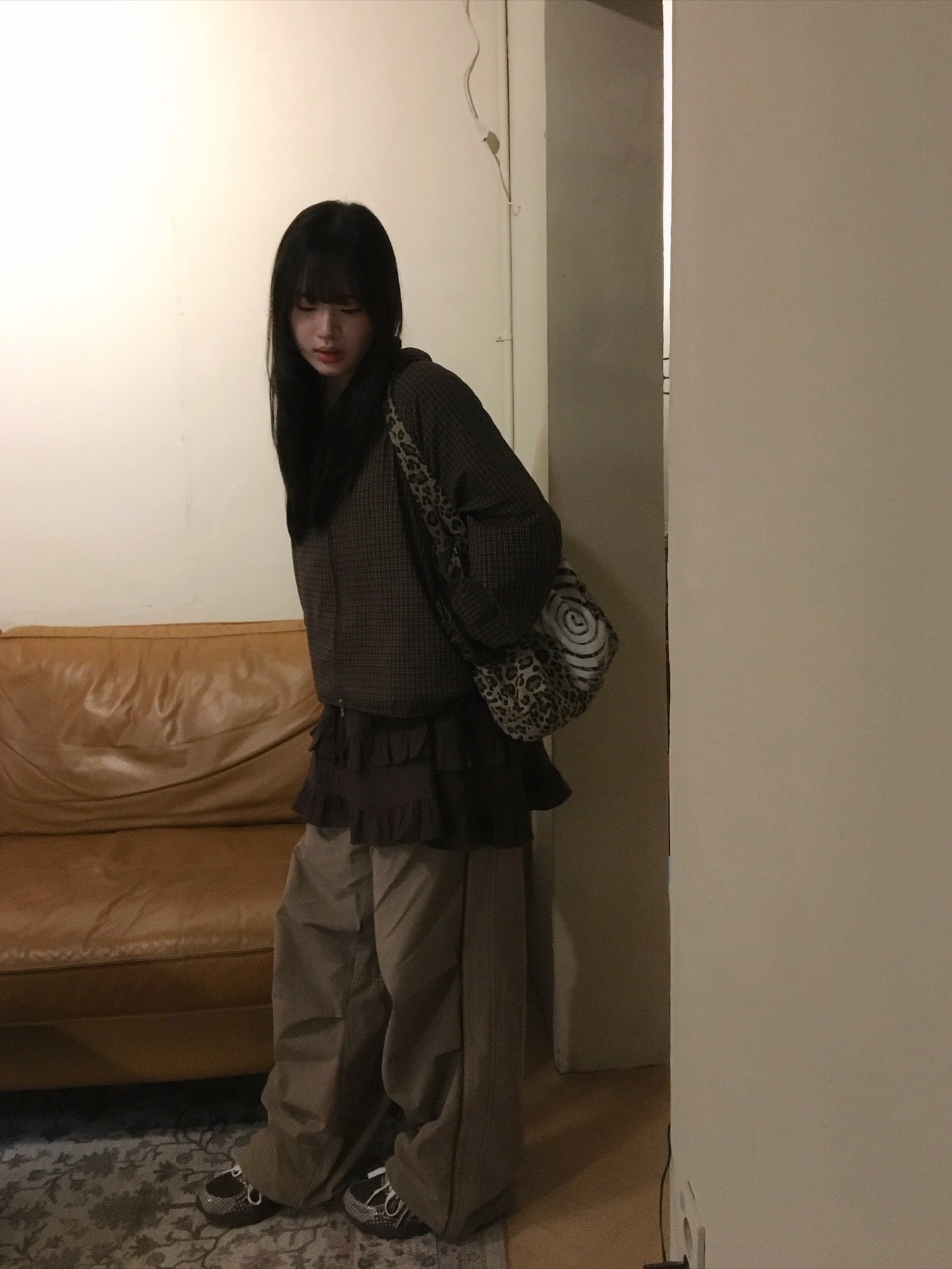 Asics x Story mfg. Gel-Venture 6 Reddish Brown, Hatchingroom Snow Track Pants Vintage Beige 착용 스타일 - 3