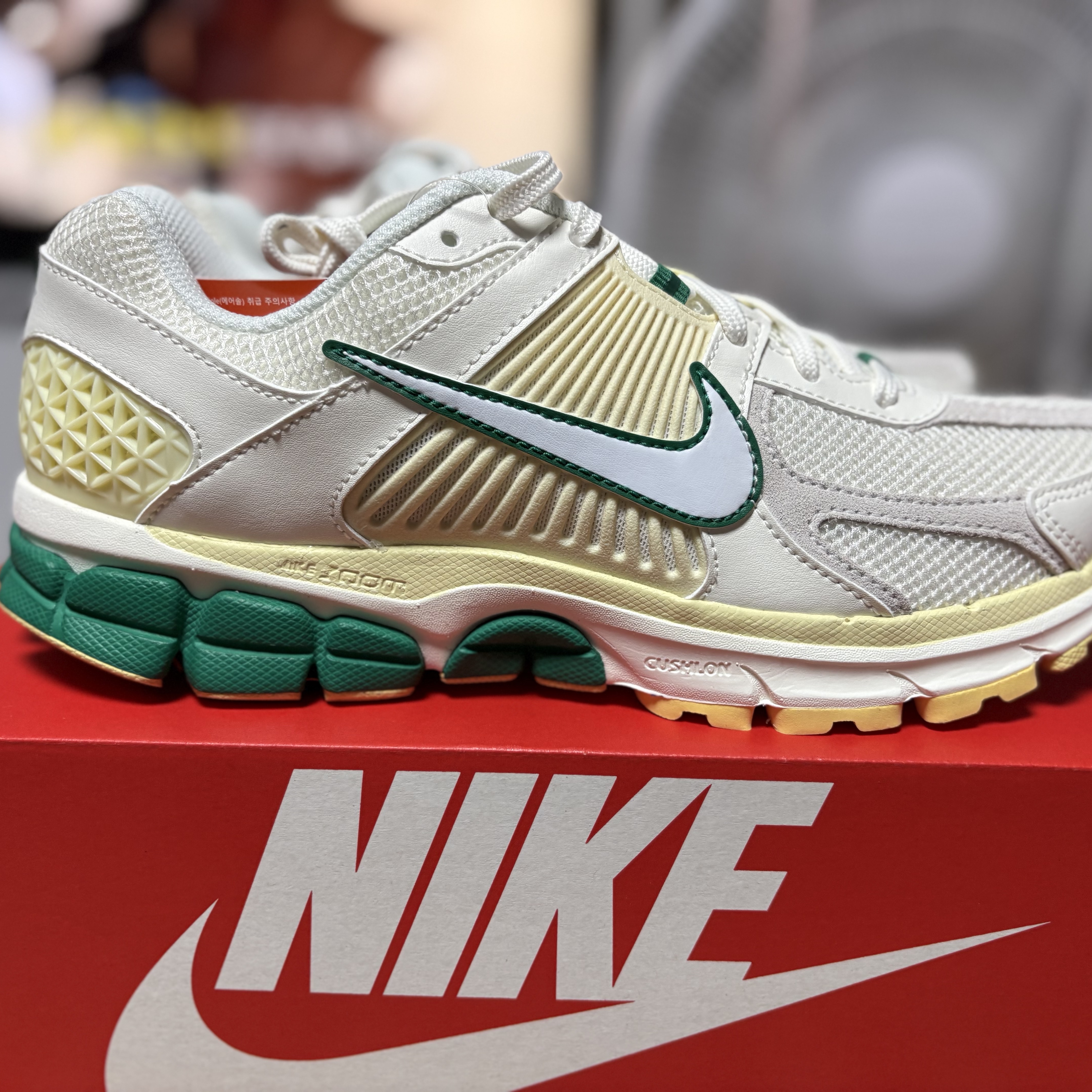 Nike Zoom Vomero 5 Sail Malachite Alabaster White 착용 스타일 - 3