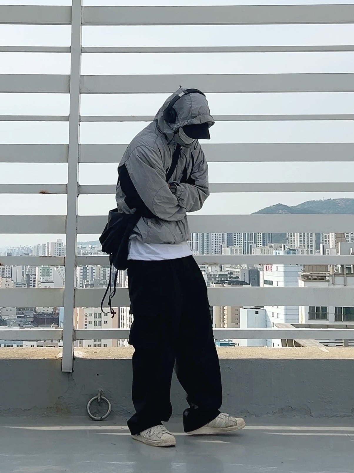 Adidas Superstar Off White Hemp, Uniqlo U Drawstring Shoulder Bag Black 착용 스타일 - 3
