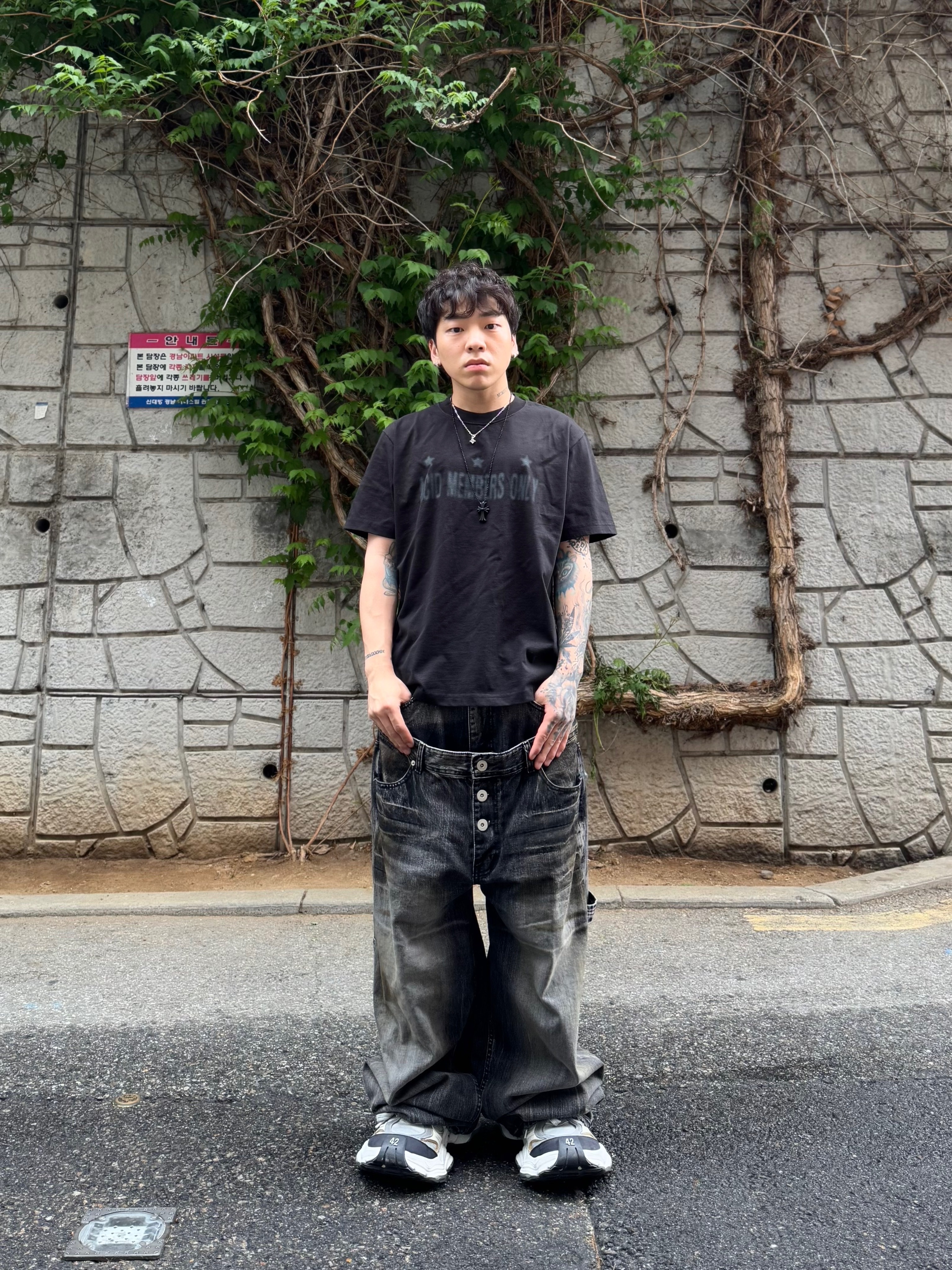 Balenciaga Cargo Sneakers White Grey 착용 스타일 - 2
