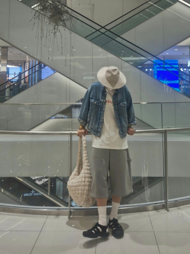 MJD Wide Carpenter Bermuda Shorts Melange Grey, COS Quilted Oversized Shoulder Bag Off White Light Beige 착용 스타일 - 2