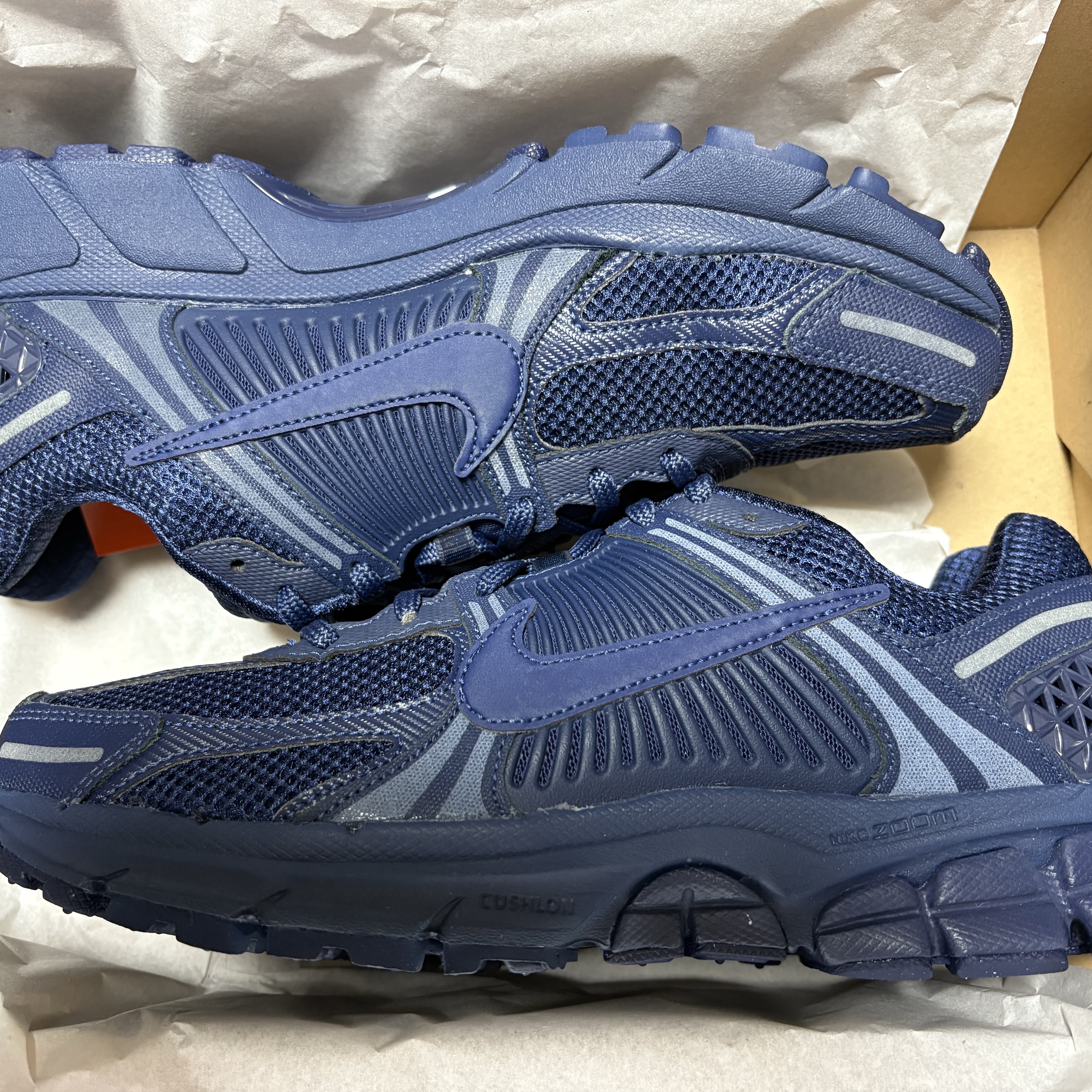 Nike Zoom Vomero 5 SP Midnight Navy 착용 스타일 - 2
