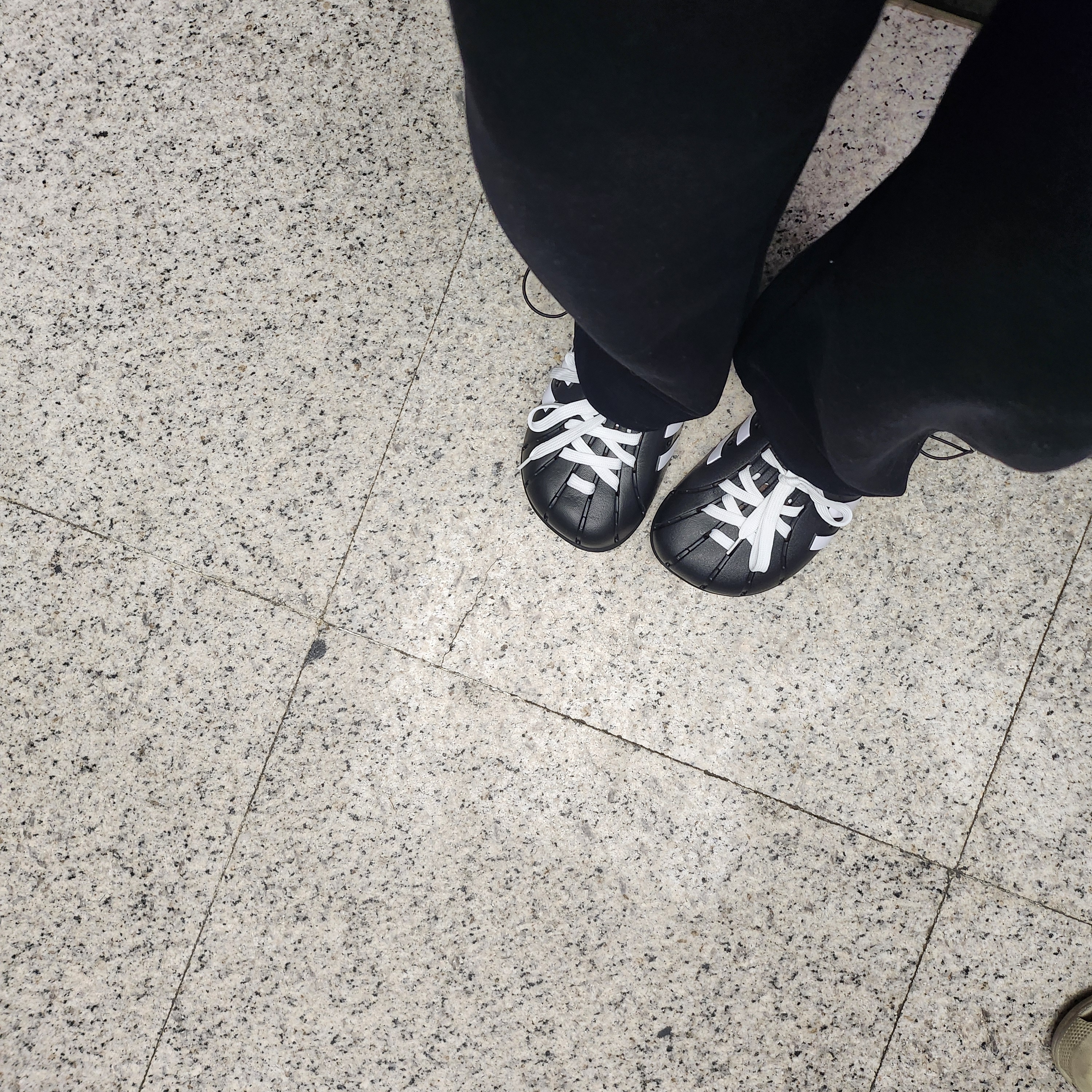 Adidas Adilette Clog Black White 착용 스타일