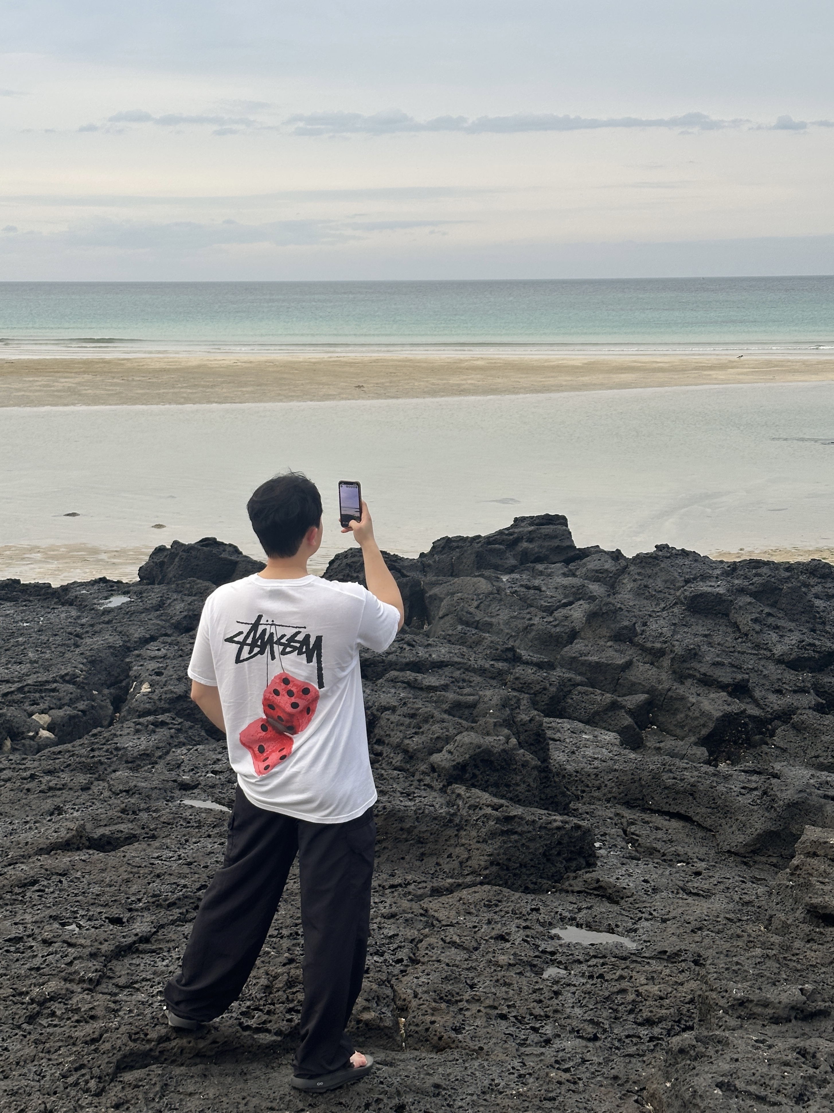Stussy Fuzzy Dice T-Shirt White, Oofos OOriginal Black 착용 스타일 - 1