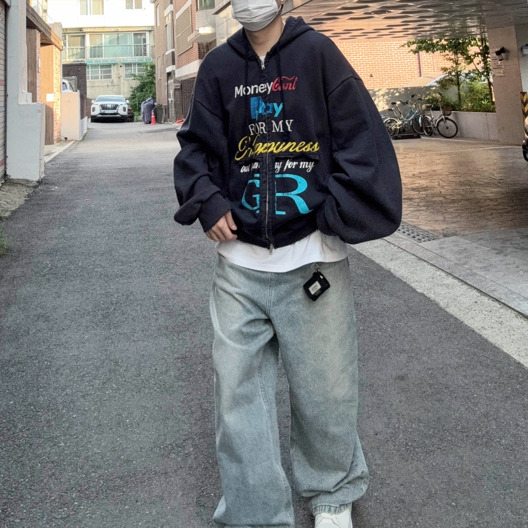 Alexander McQueen Oversized Sneakers White Black 착용 스타일