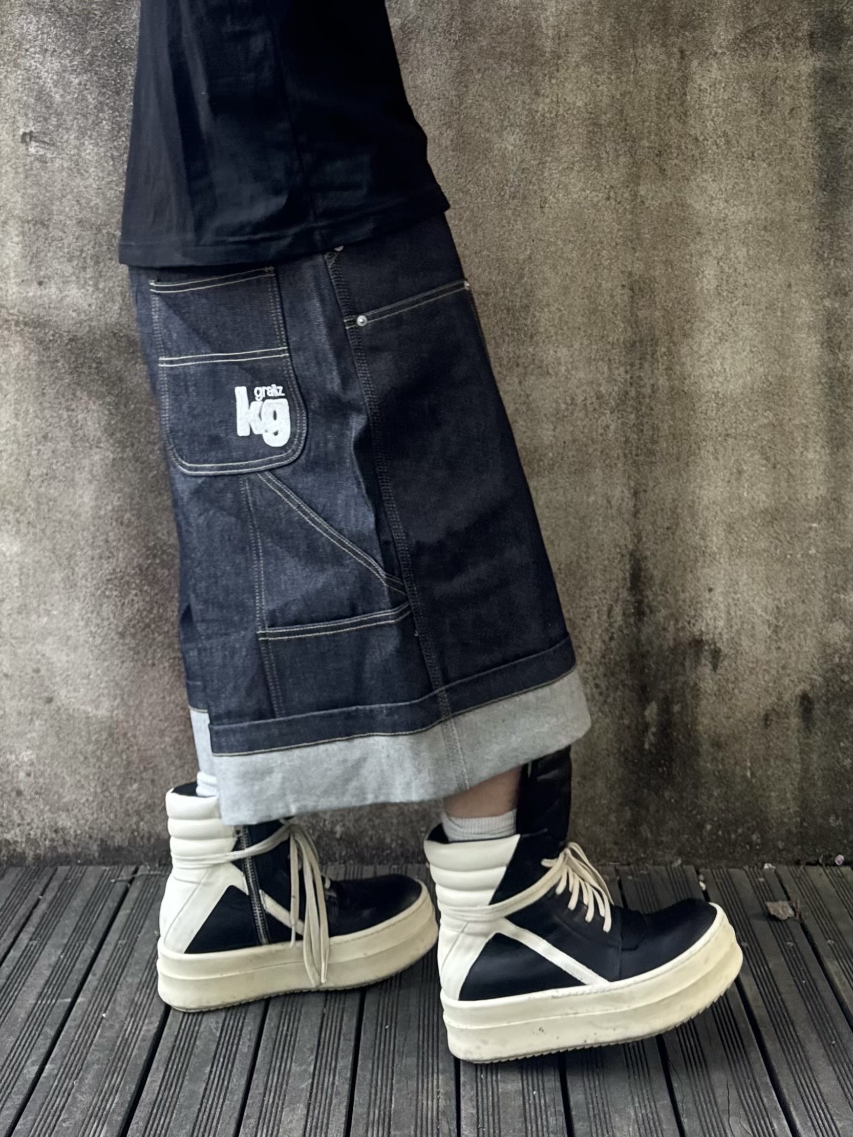 GRAILZ x KOIN SEOUL Carpenter Bermuda Denim Pants Indigo, GRAILZ x KOIN SEOUL Back To Us T-Shirts Black 착용 스타일 - 2