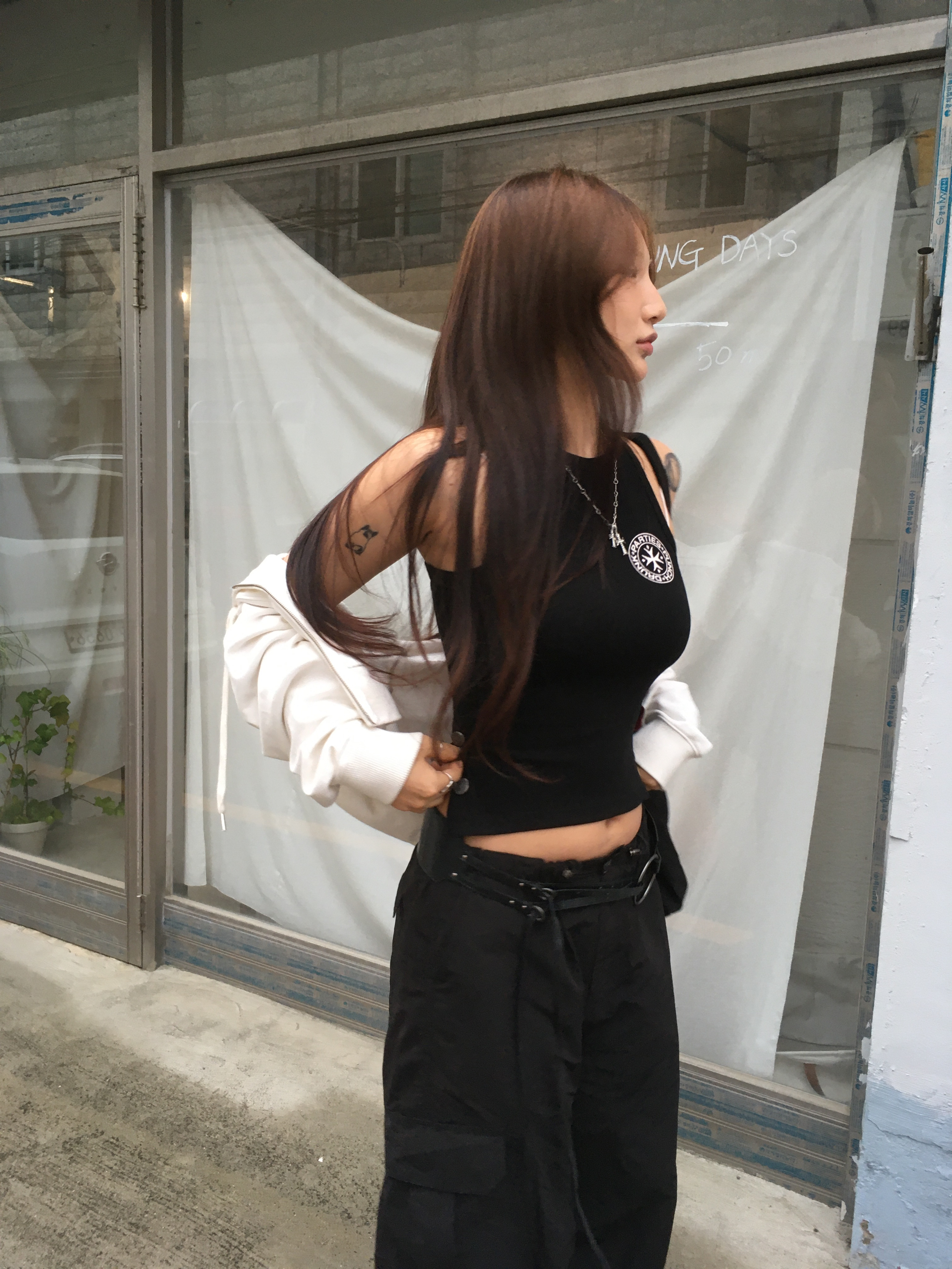 Punch Drunk Parties Mother's Worry Tank Top Black 착용 스타일