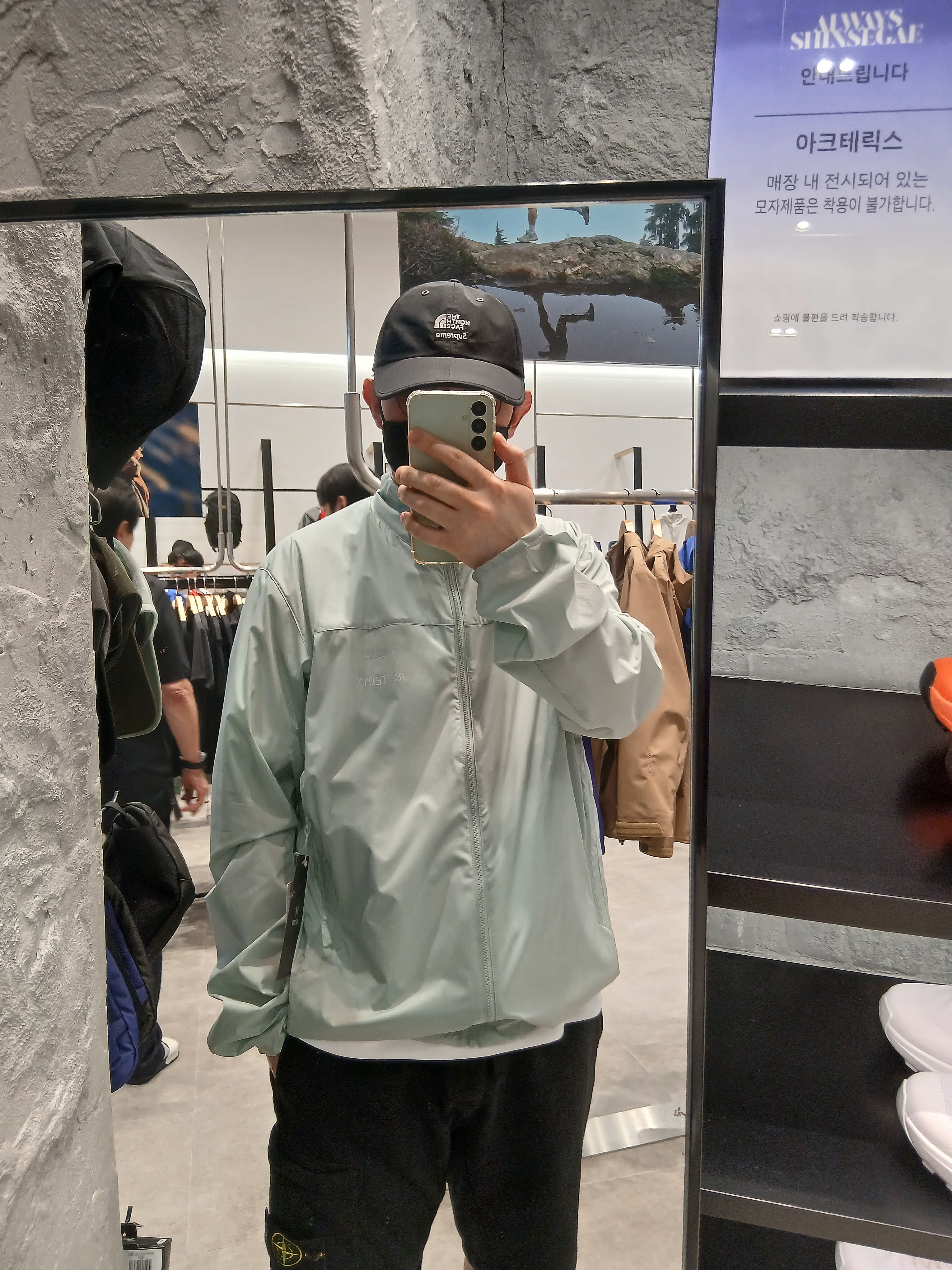 Supreme x The North Face Split 6-Panel Black - 24SS, Stone Island 6200012 Organic Cotton Fleece Pocket Details Cargo Bermuda Shorts Black - 25SS 착용 스타일 - 2