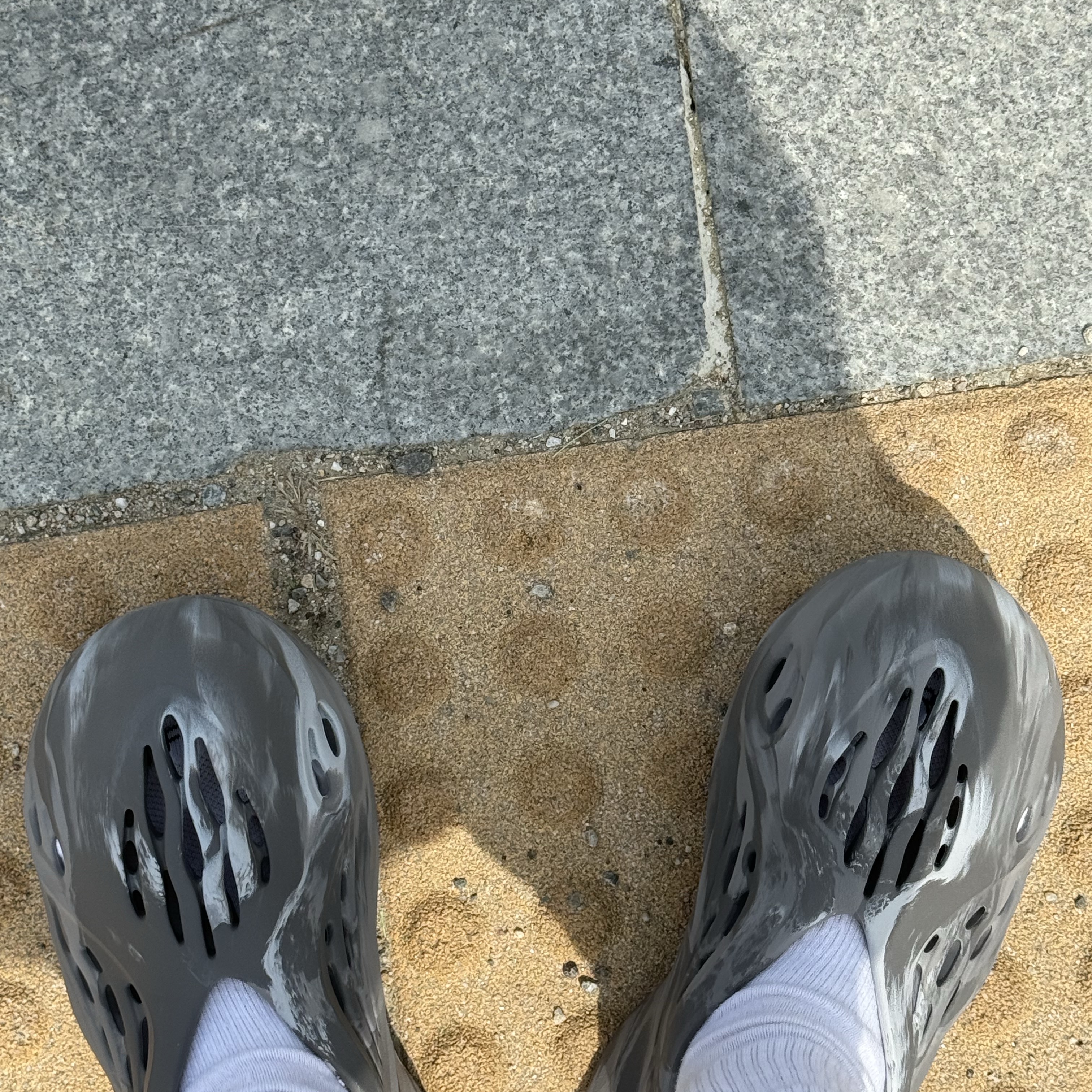 Adidas Yeezy Foam RNNR MX Granite 착용 스타일