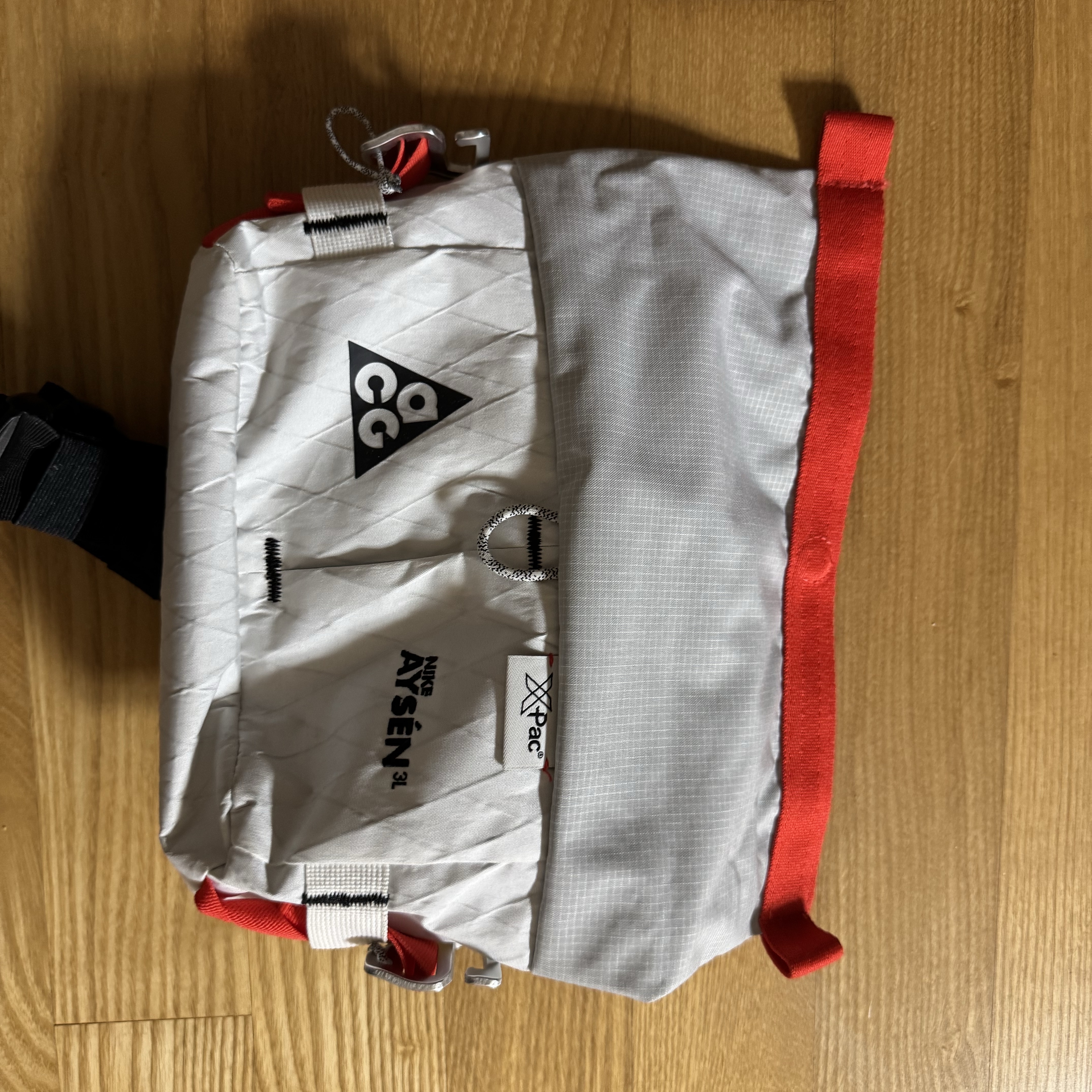 Nike ACG Aisen Penny Pack 3L White Photon Dust 착용 스타일