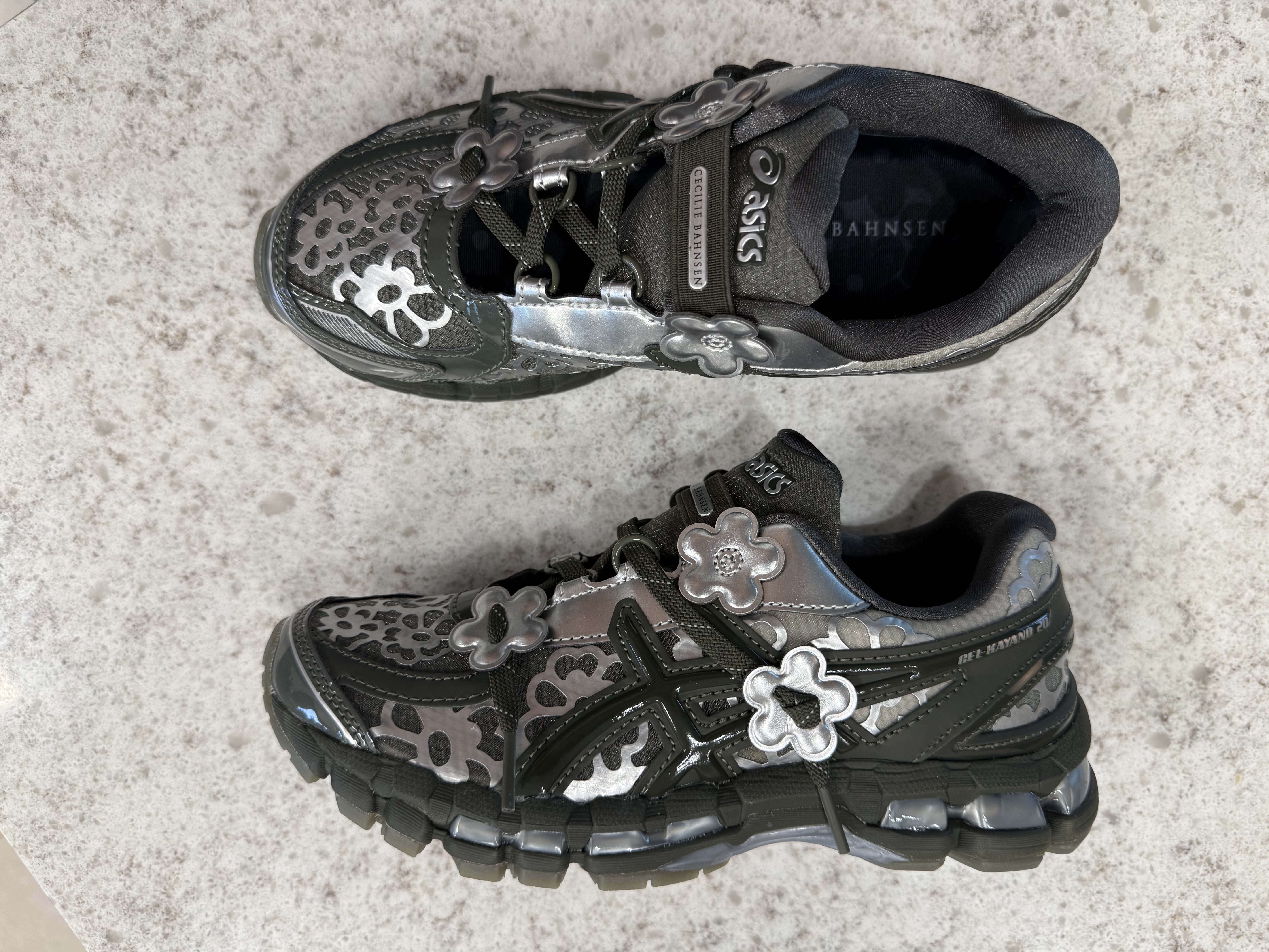 Asics x Cecilie Bahnsen Gel-Kayano 20 Olive 착용 스타일 - 6