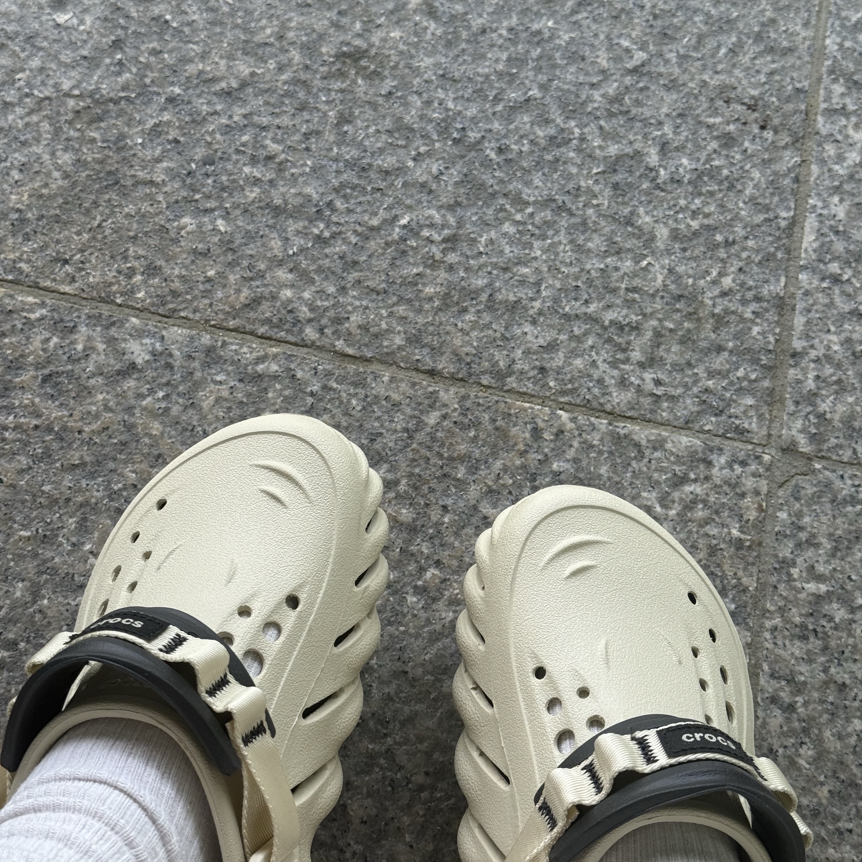 Crocs Echo Clog Bone Black 착용 스타일