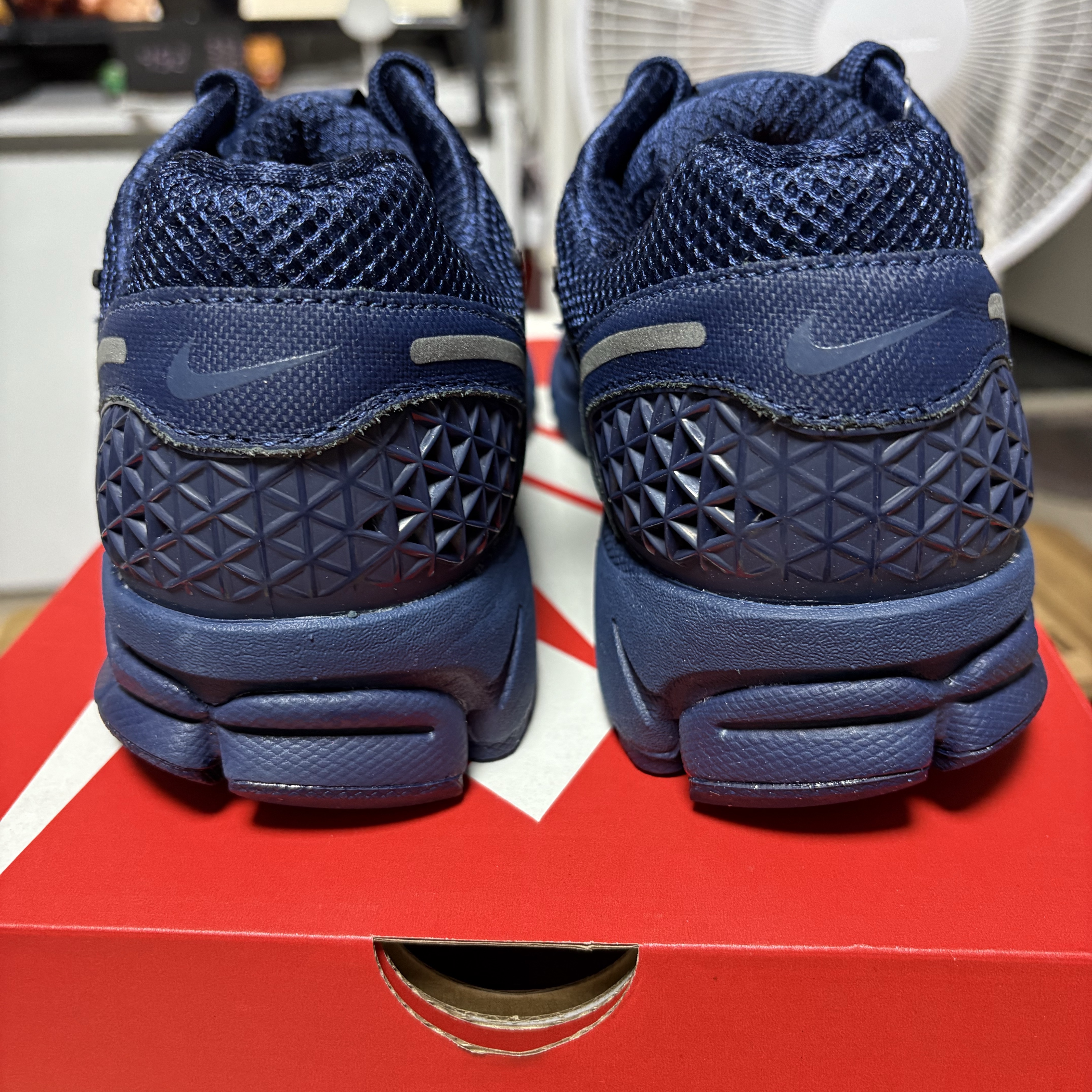 Nike Zoom Vomero 5 SP Midnight Navy 착용 스타일 - 5