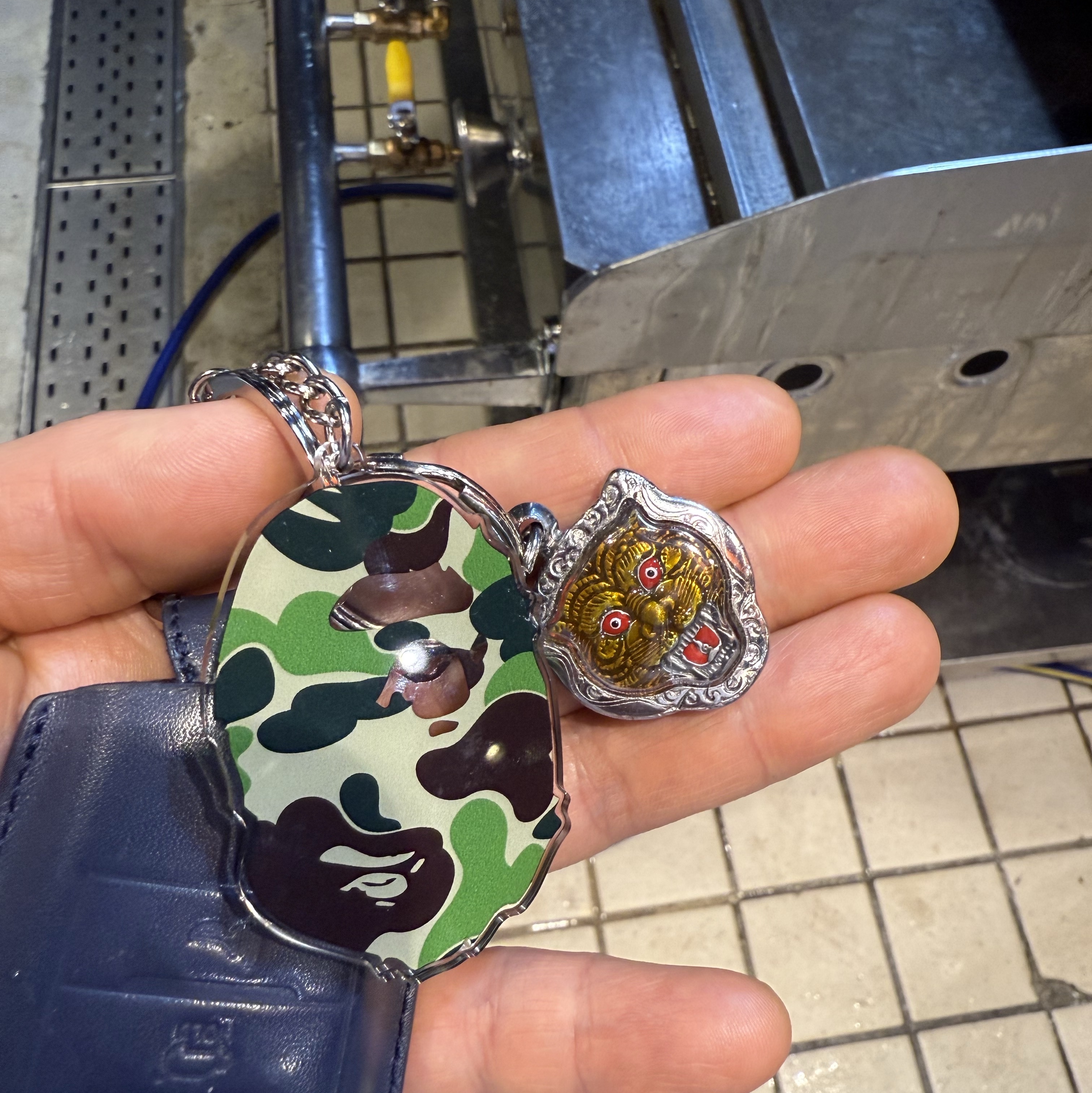 Supreme Leather Zip Card Holder Black, BAPE ABC Camo Ape Head Acrylic Keychain Green 착용 스타일 - 1