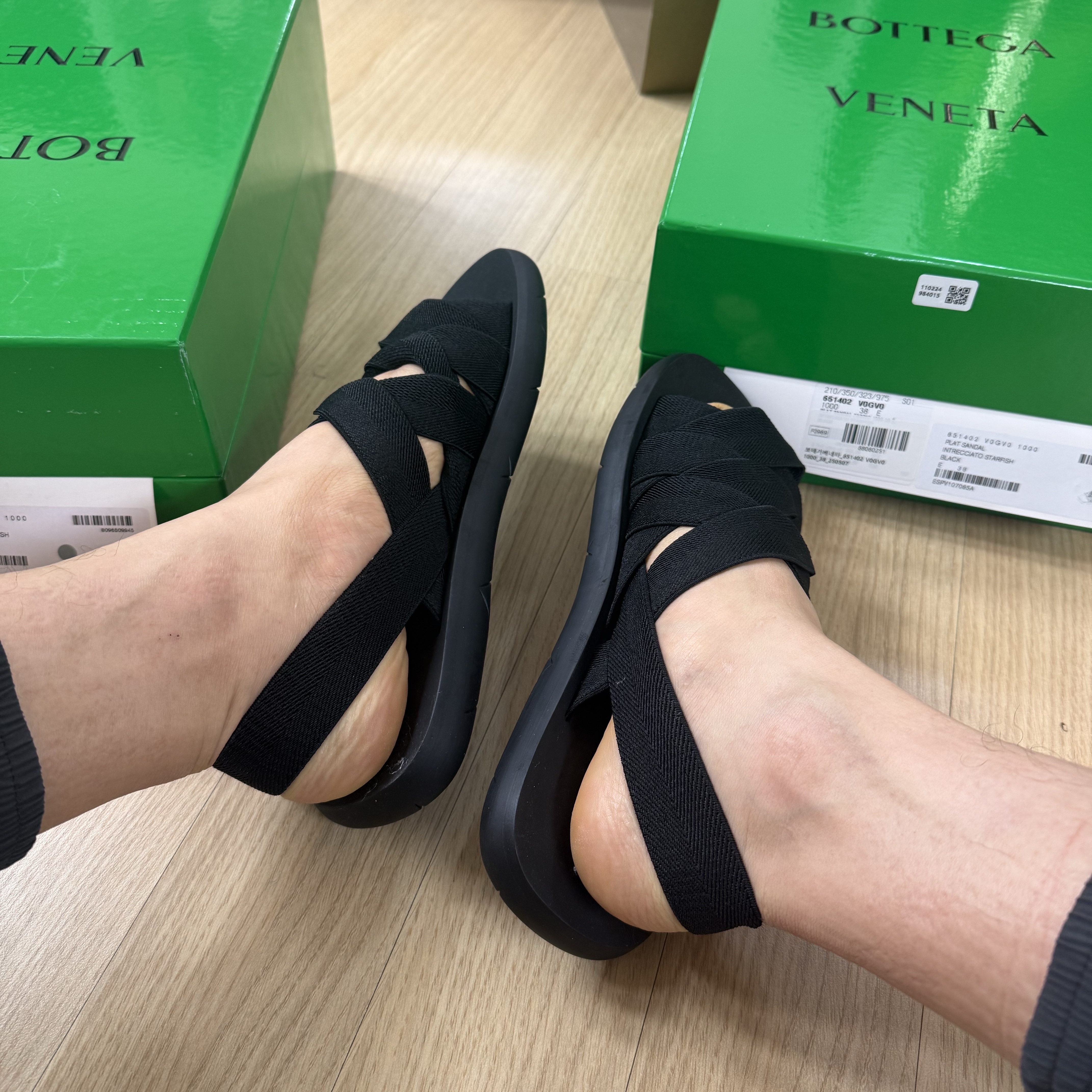 Bottega Veneta Plat Mule Black 착용 스타일