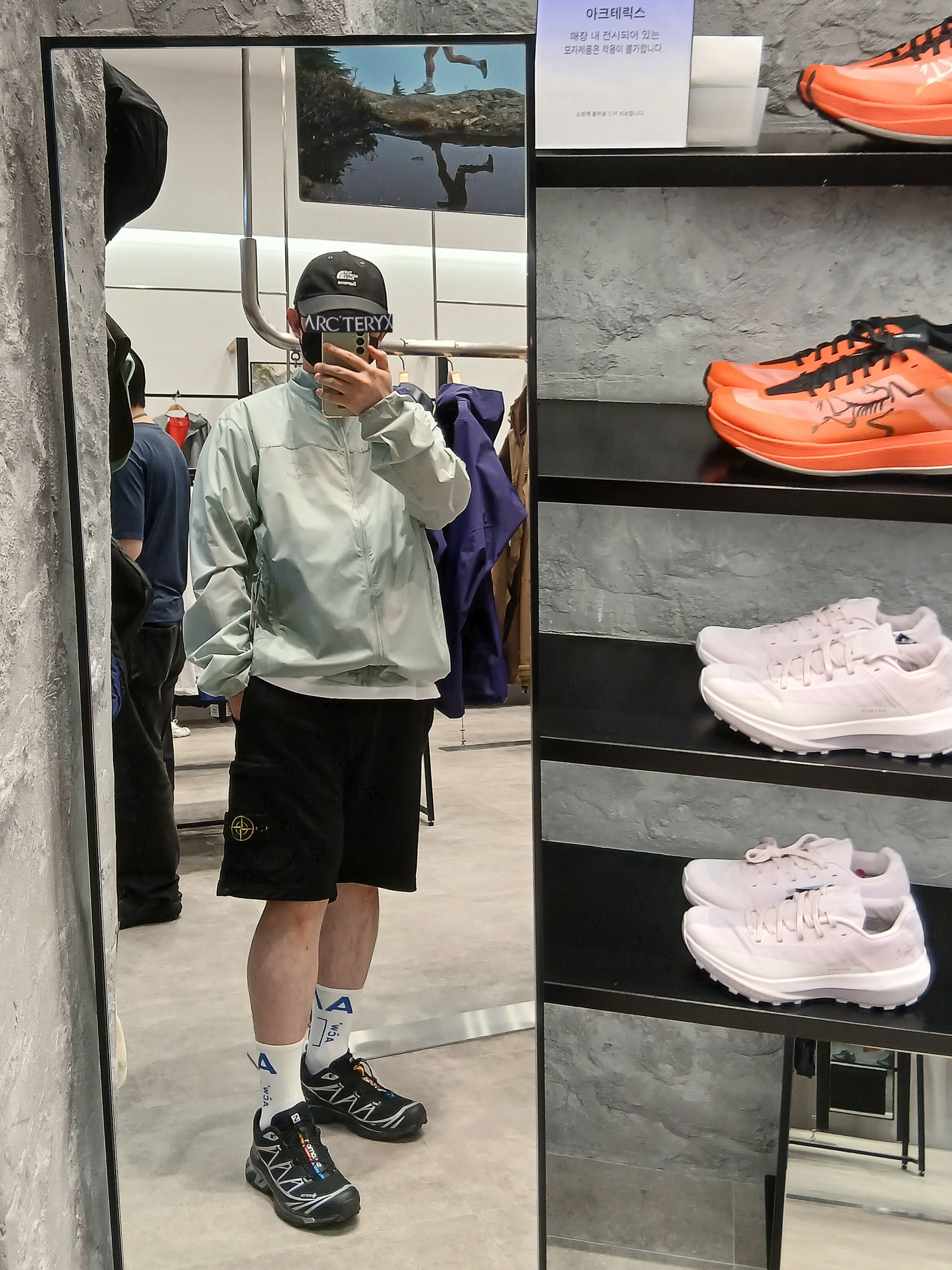 Supreme x The North Face Split 6-Panel Black - 24SS, Stone Island 6200012 Organic Cotton Fleece Pocket Details Cargo Bermuda Shorts Black - 25SS 착용 스타일 - 1