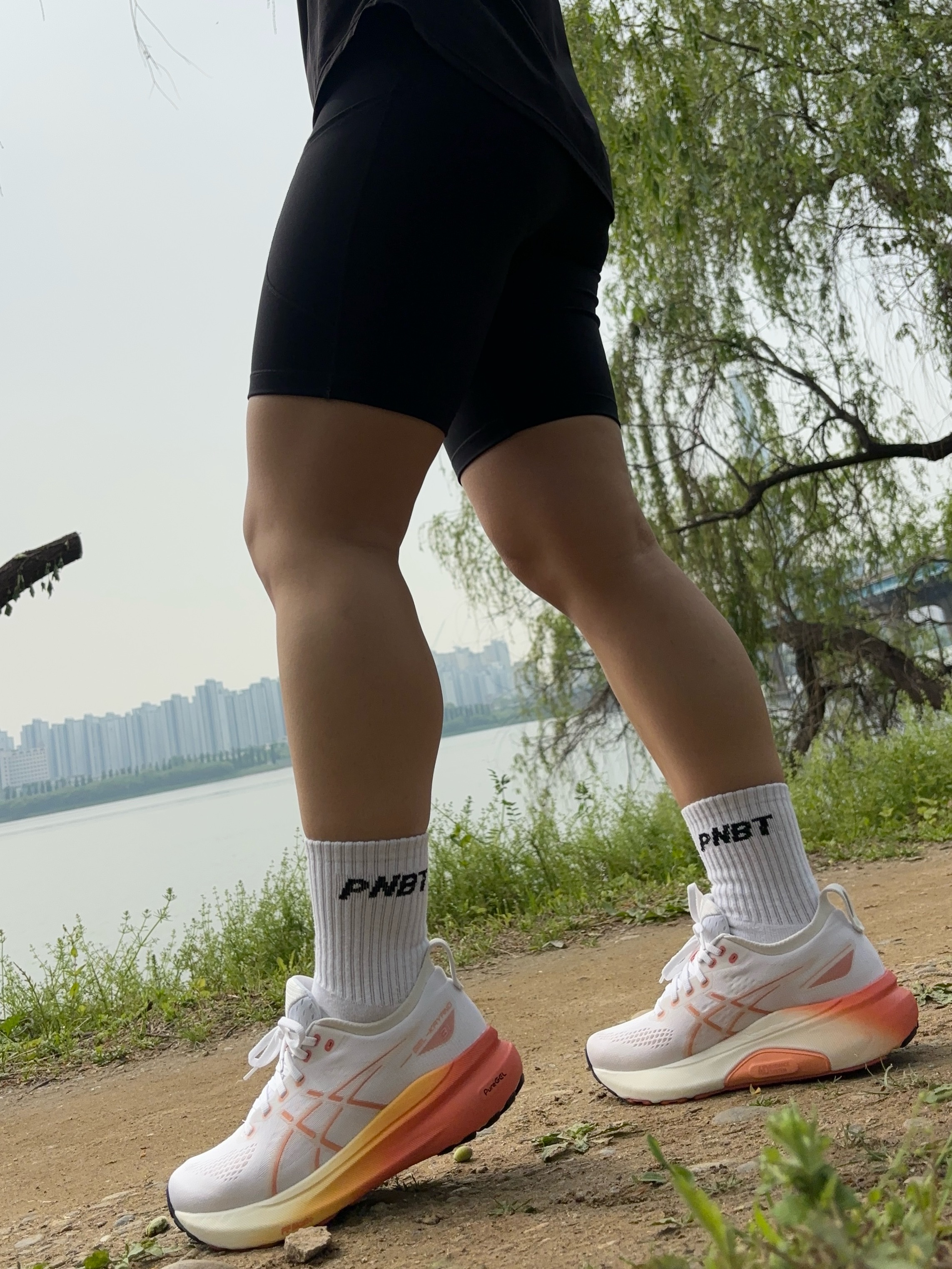(W) Asics Gel-Kayano 31 White Faded Orange 착용 스타일 - 1