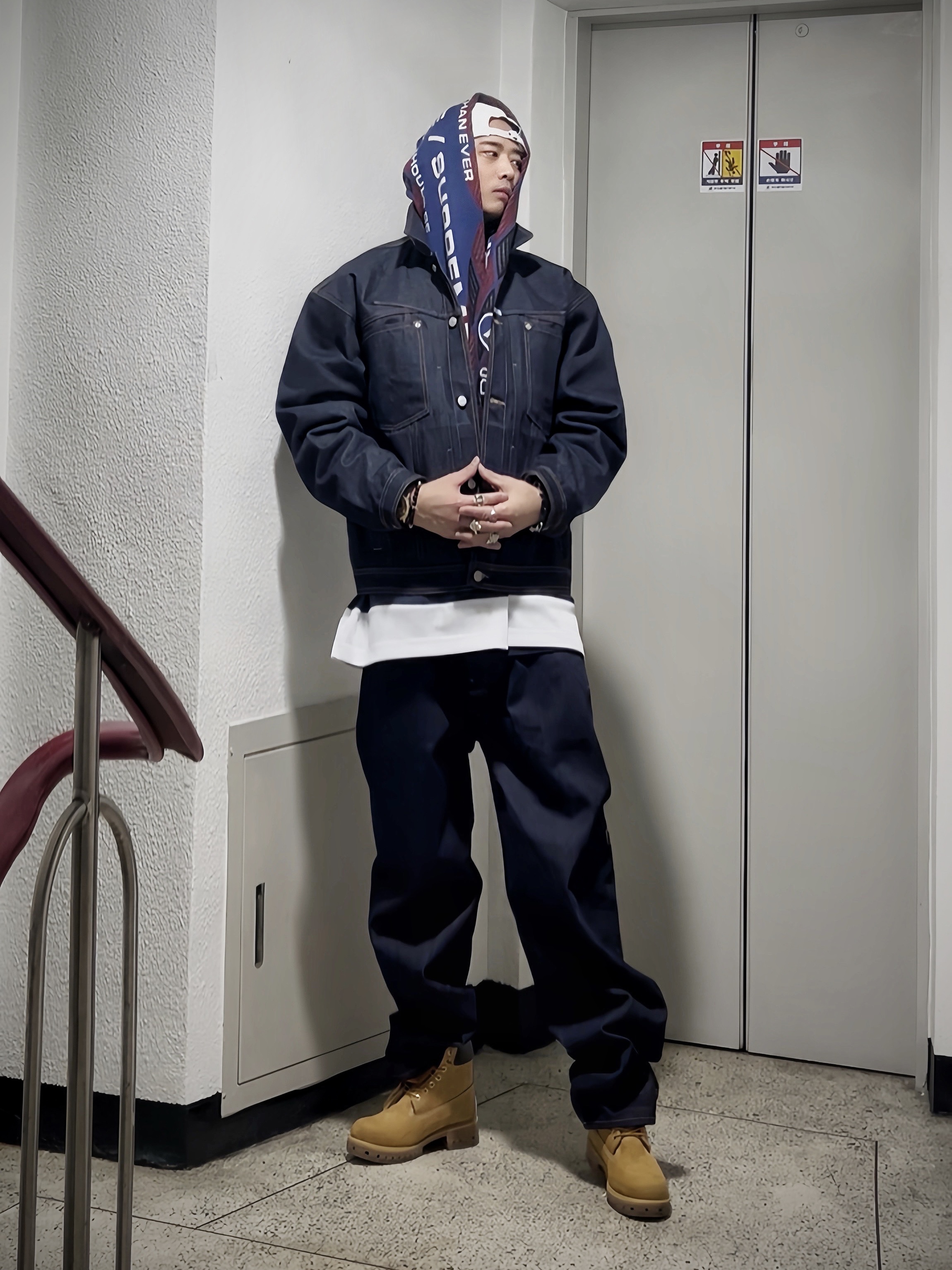 Supreme x Martine Rose Scarf Blue - 24FW, Supreme x MM6 Maison Margiela Painted Camp Cap White - 24SS 착용 스타일 - 1