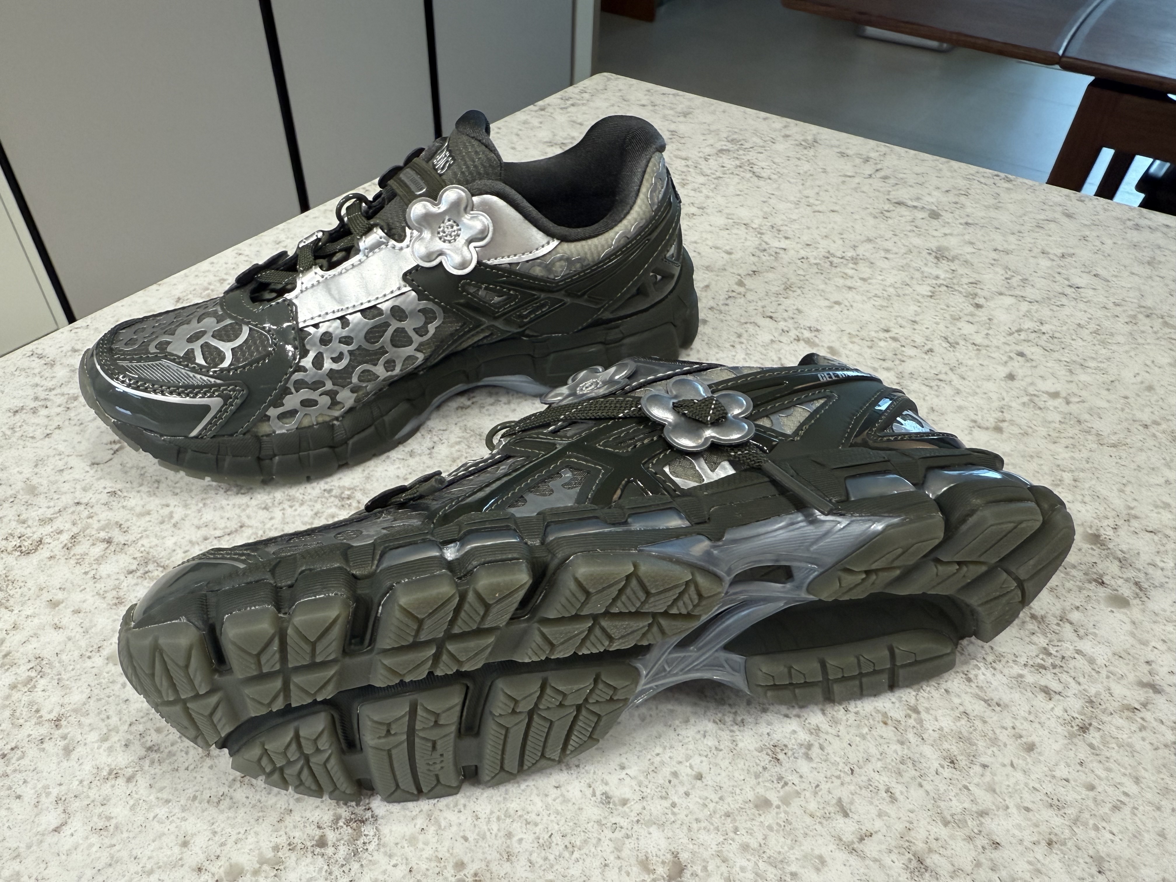 Asics x Cecilie Bahnsen Gel-Kayano 20 Olive 착용 스타일 - 8