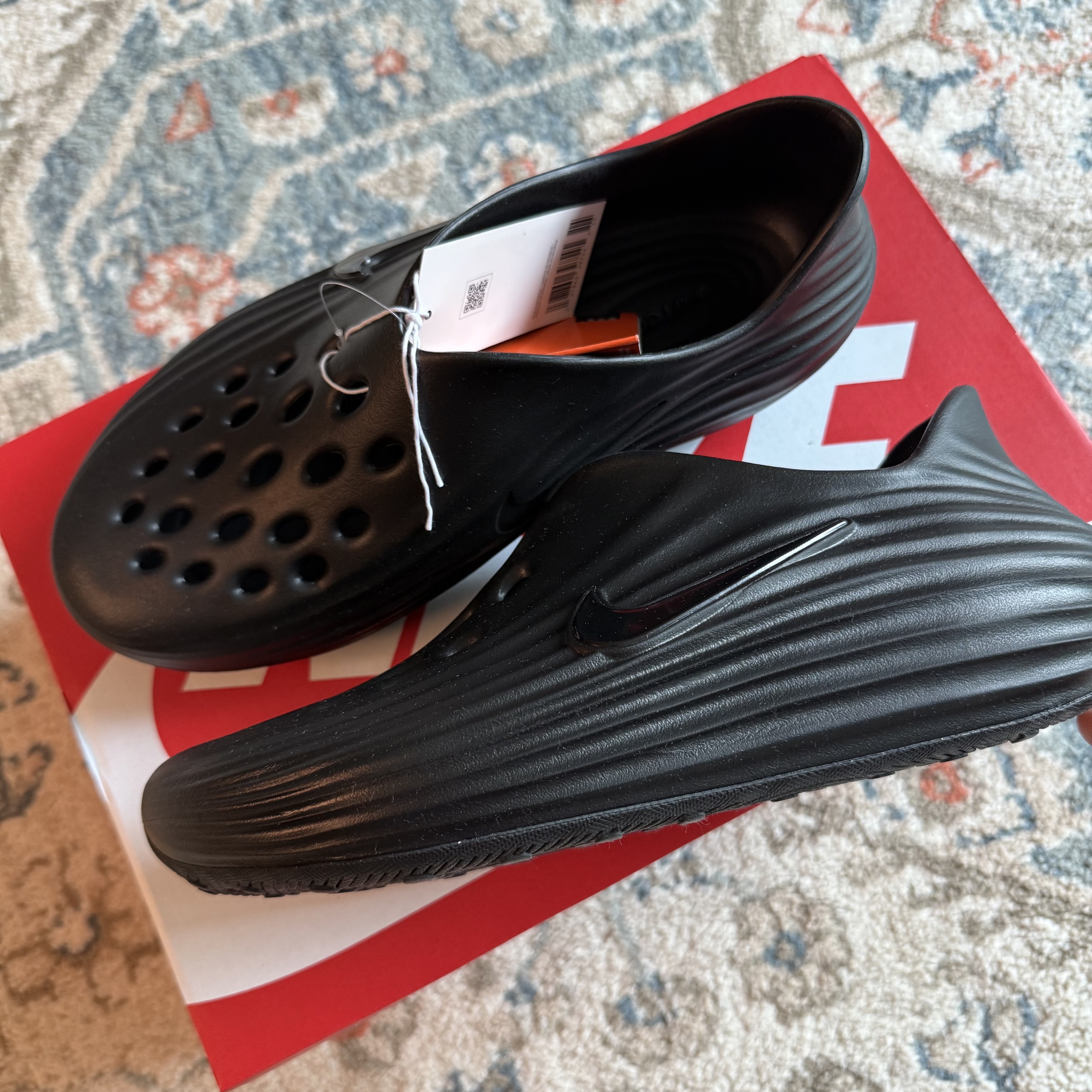 Nike ReactX Rejuven8 Triple Black 착용 스타일 - 1