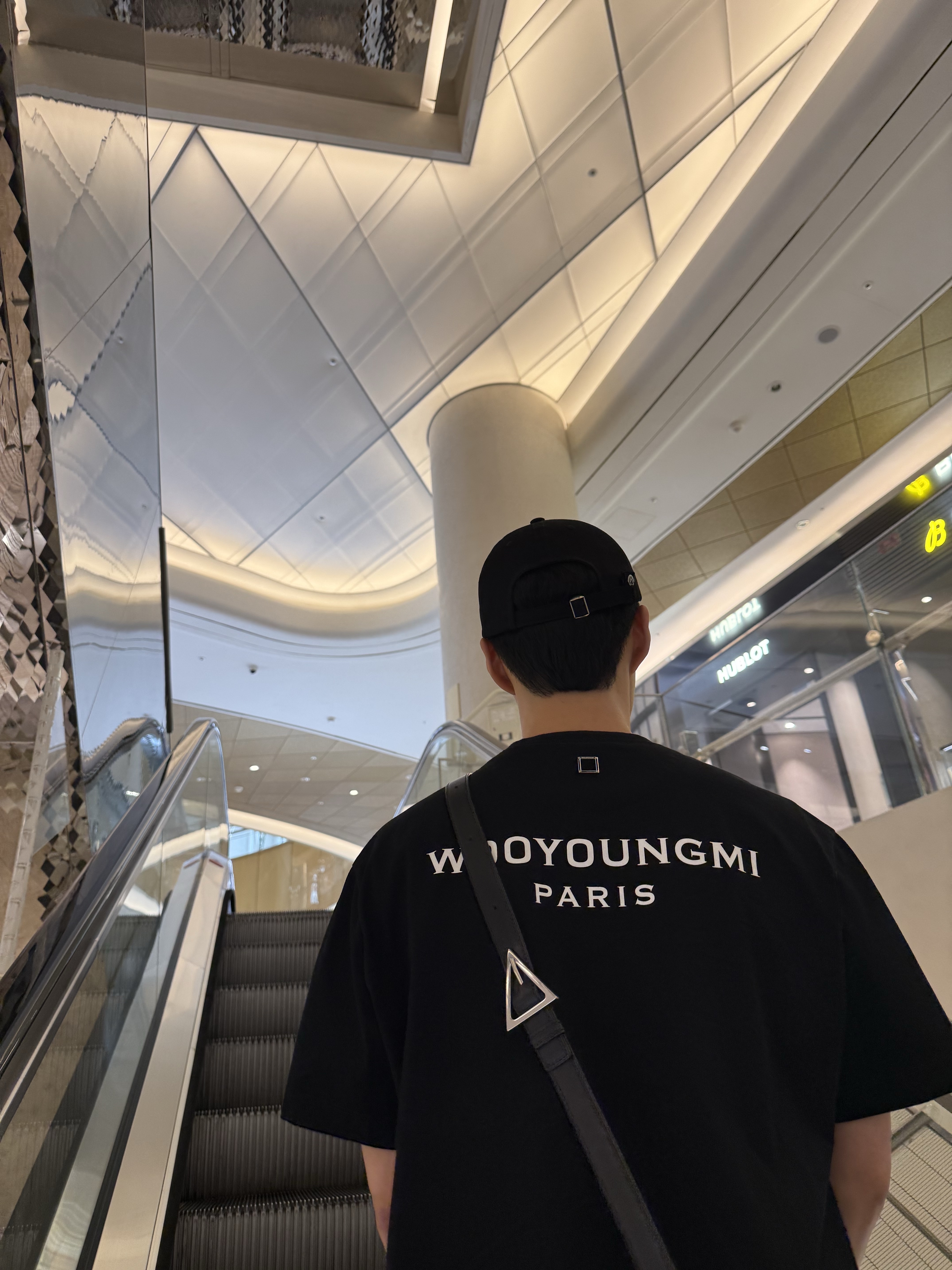 Wooyoungmi Cotton Back Logo T-Shirt Black - 23FW, Bottega Veneta Urban Leather Crossbody Cassette Black Silver 착용 스타일 - 2