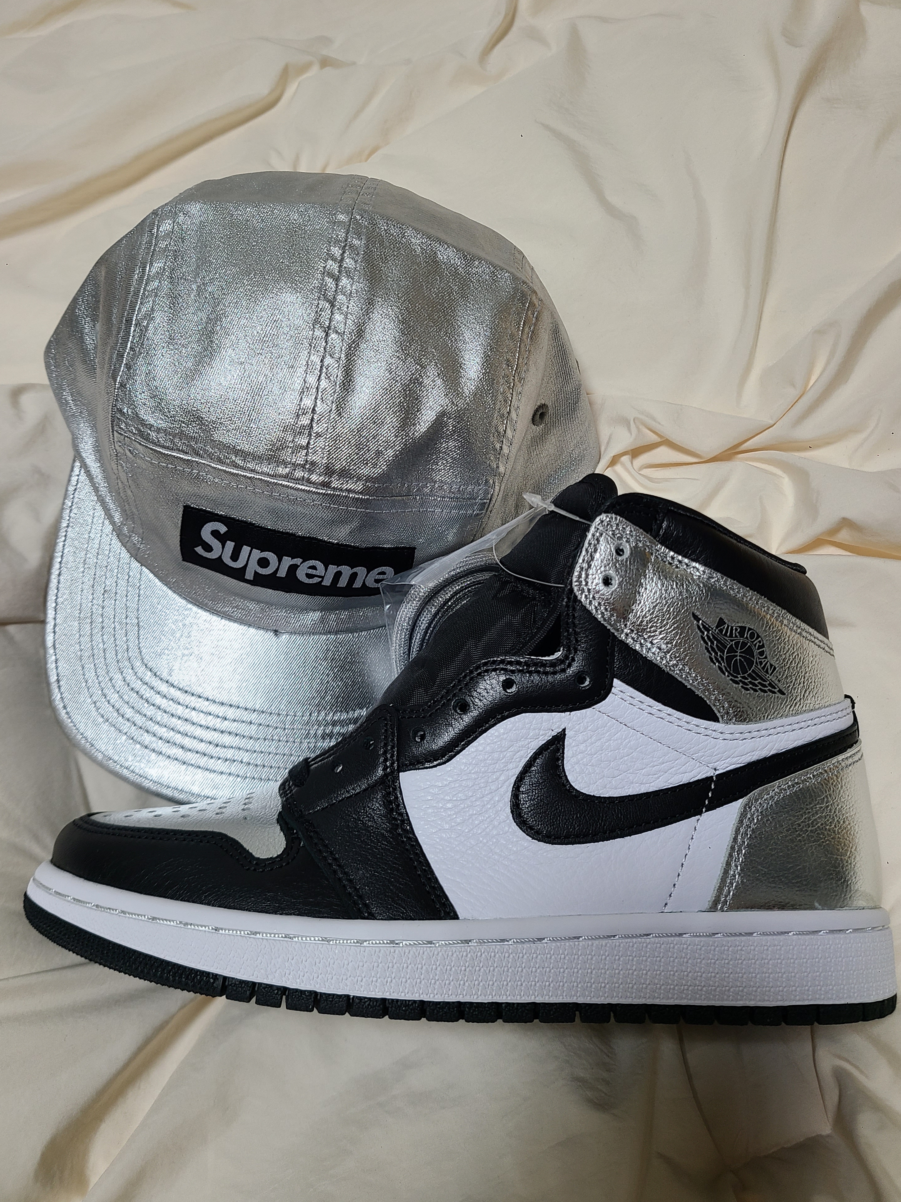 Supreme Washed Chino Twill Camp Cap Silver - 25SS, (W) Jordan 1 Retro High OG Silver Toe 착용 스타일 - 3