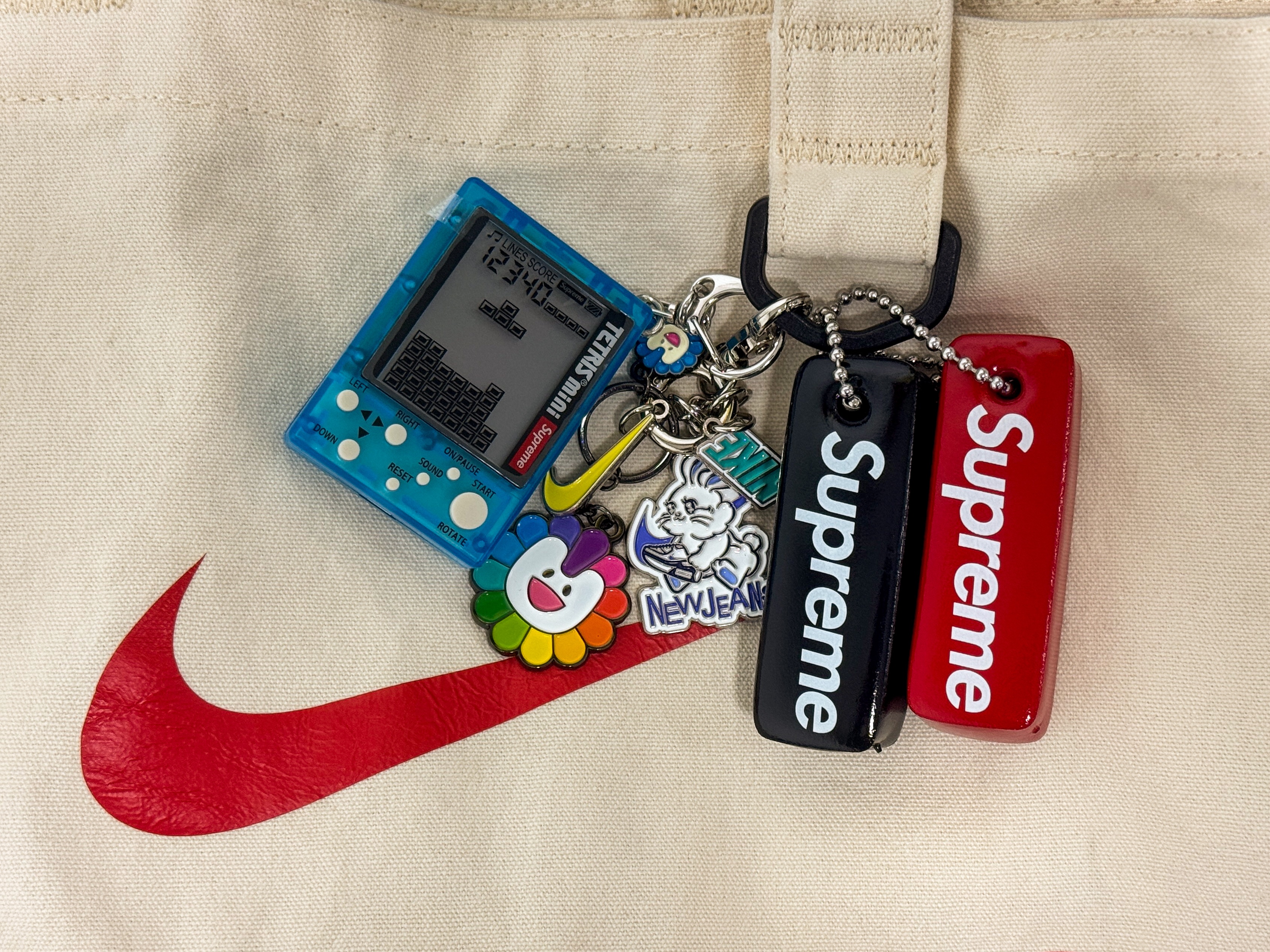 Supreme Floating Keychain Red - 23FW, Supreme Floating Keychain Black - 23FW 착용 스타일
