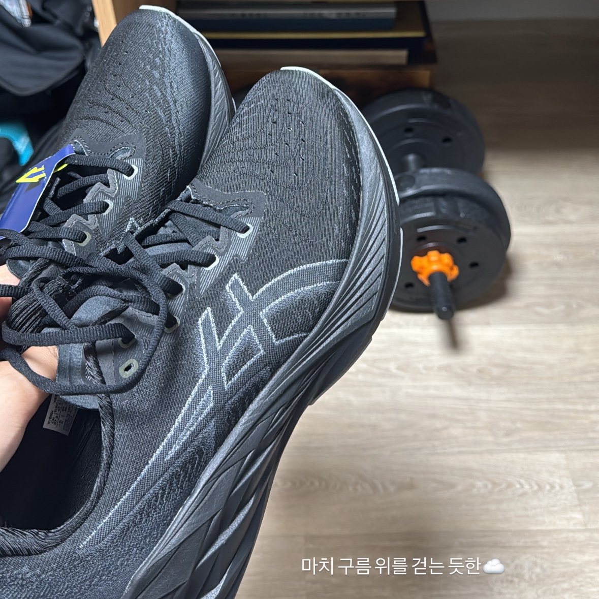 Asics Novablast 4 Black Graphite Grey - 2E Wide 착용 스타일