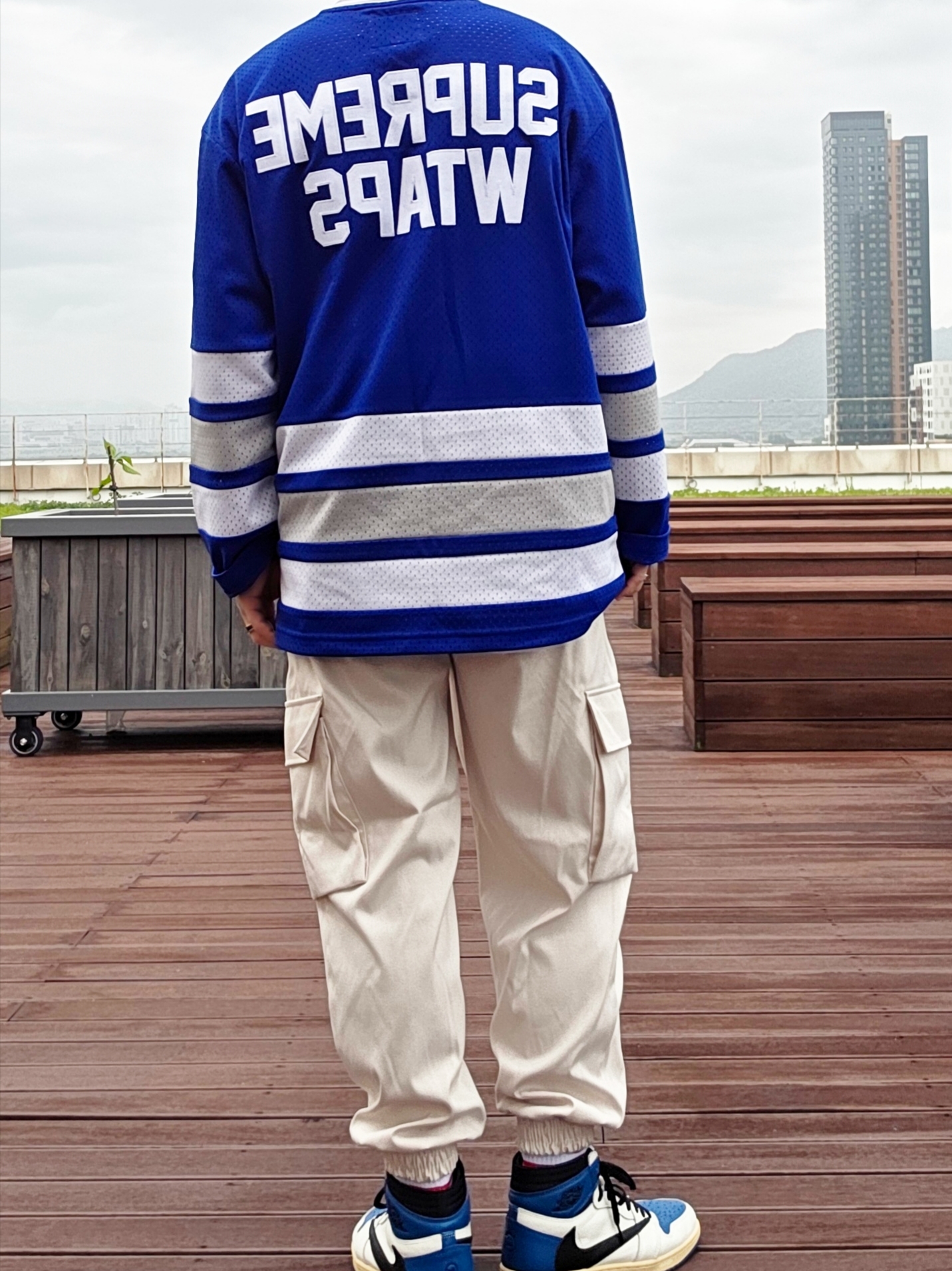 Supreme Money Box Logo New Era White - 22FW, Supreme x WTAPS Mitchell & Ness Hockey Jersey Blue - 21FW 착용 스타일 - 3