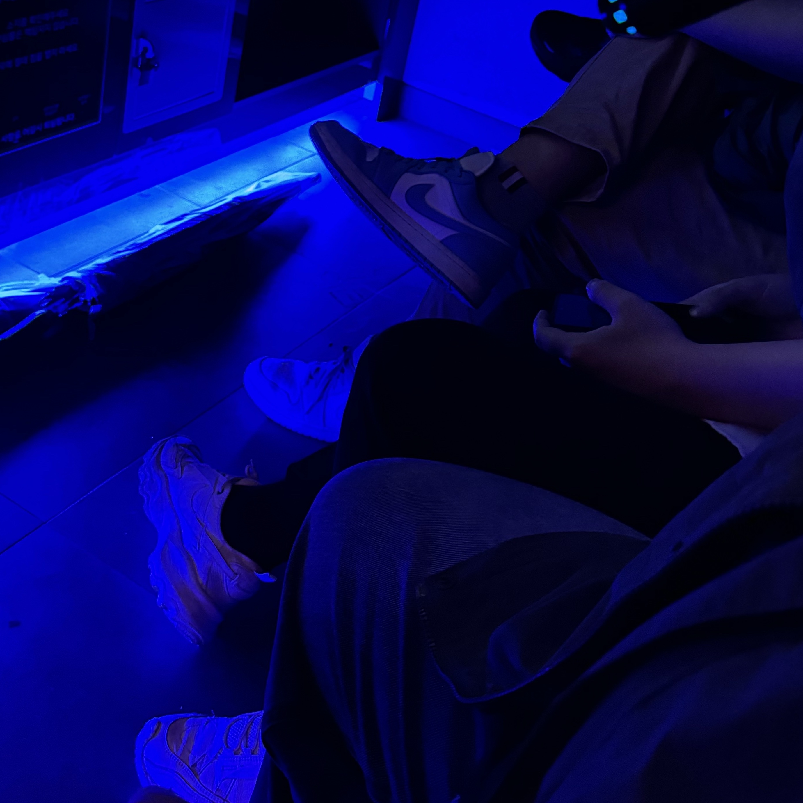 Jordan 1 Low Golf White and University Blue 착용 스타일
