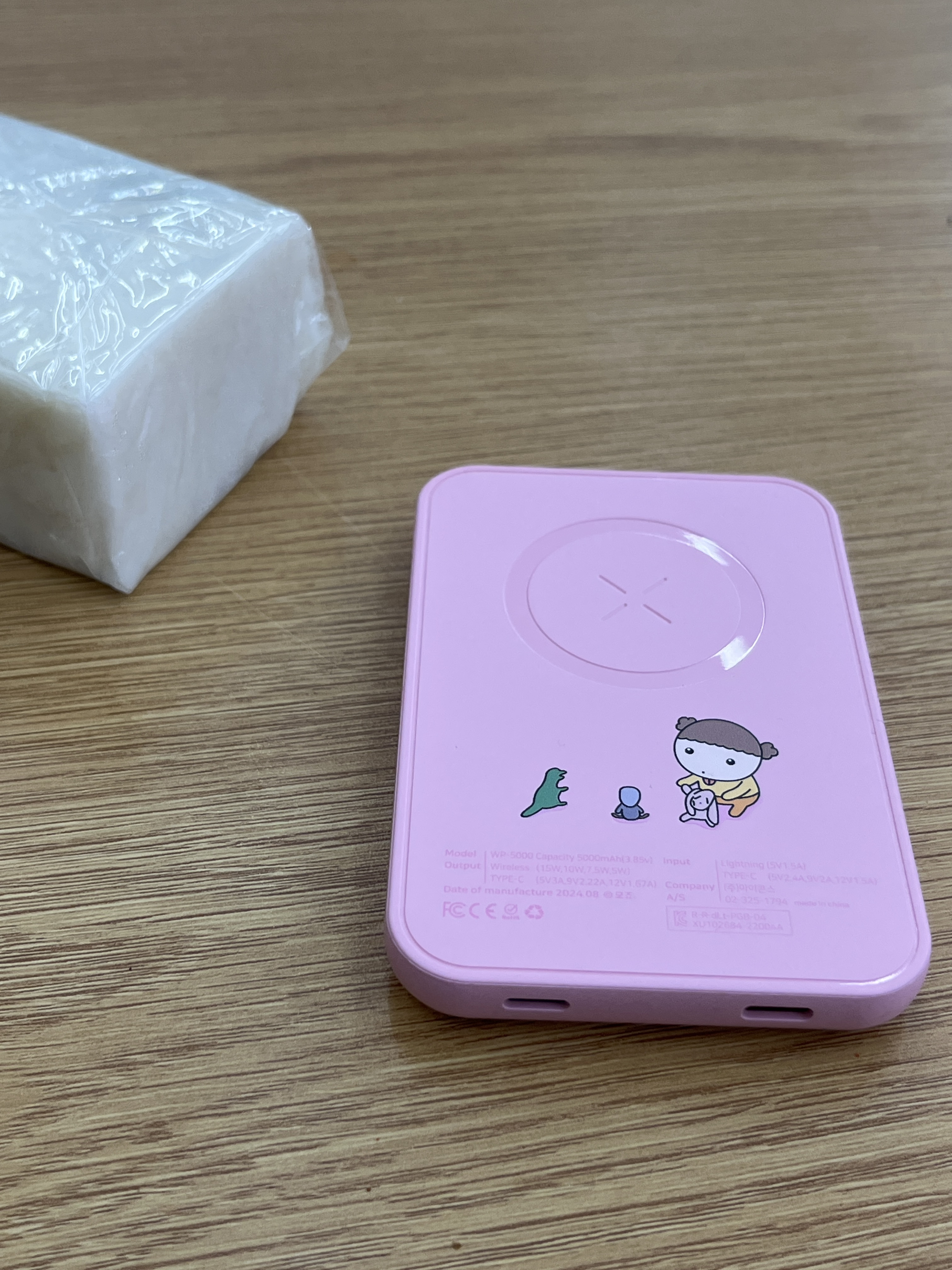 Maru is a Puppy Mag Safe External Battery 5000mAh Pencil Maru 착용 스타일