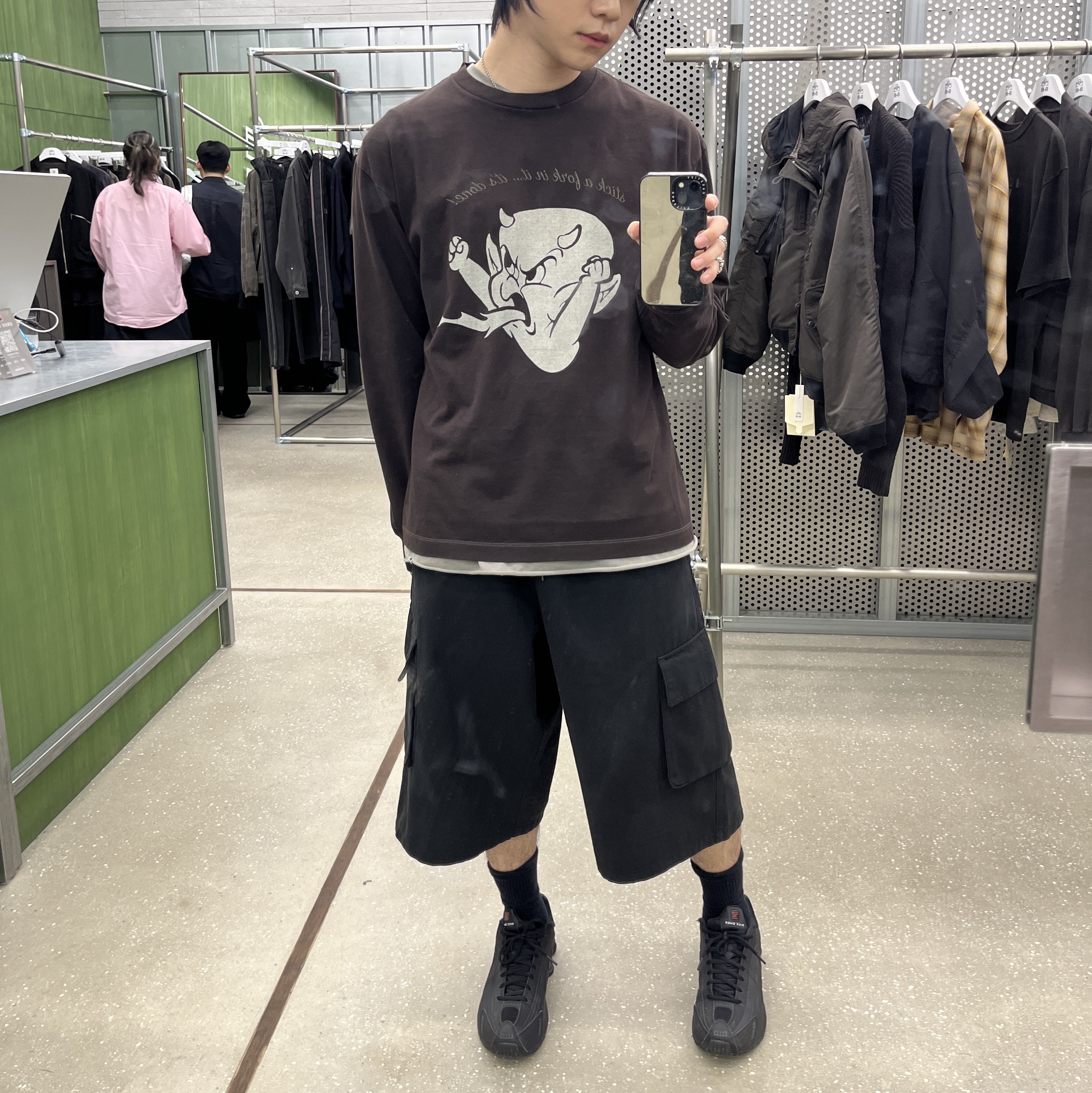 Polyteru Human Index index 1/2 Cargo Pants Black, Polyteru x Hot Stuff Long Sleeves 'Angry' Brown 착용 스타일 - 3