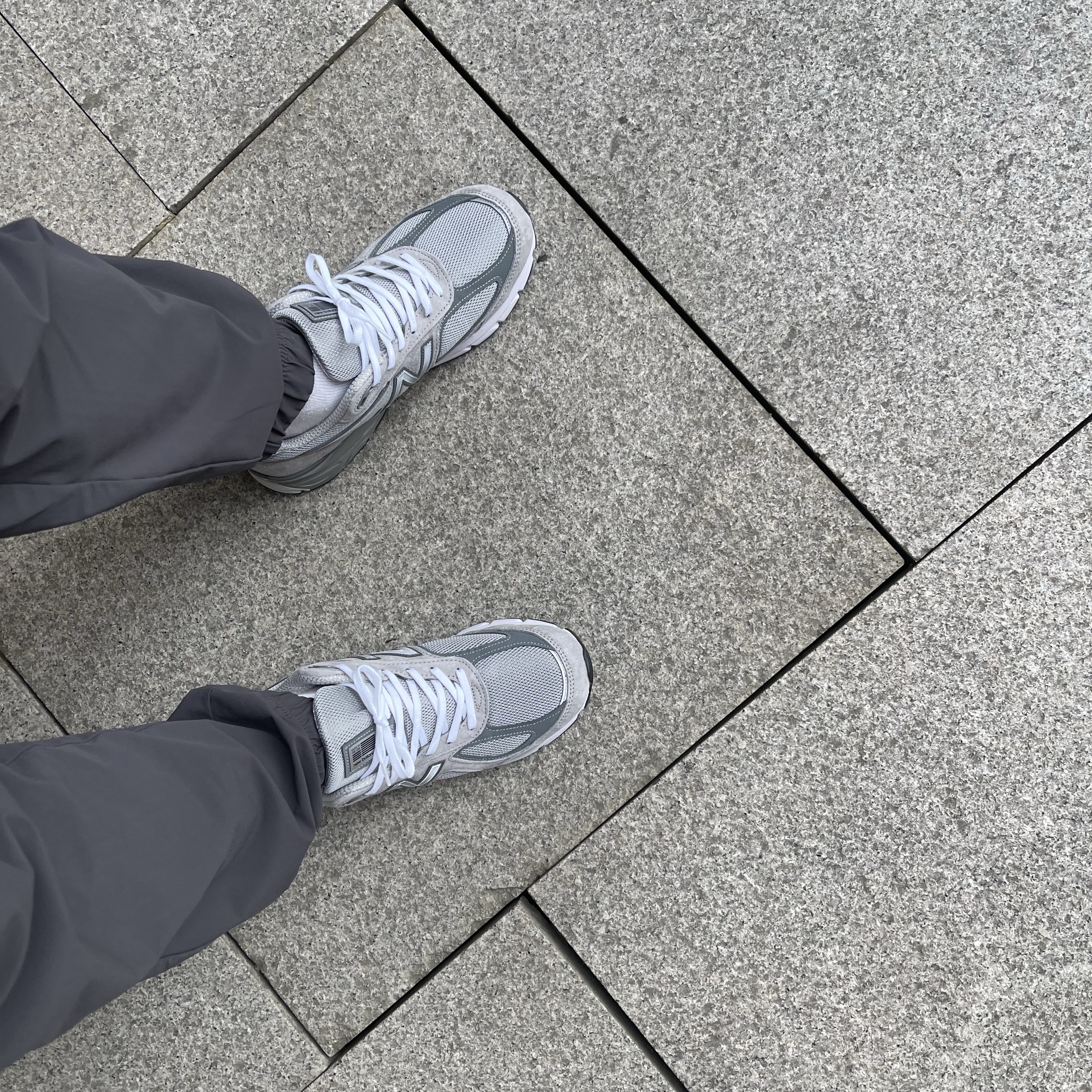 New Balance 990v4 Made in USA Grey Silver 착용 스타일