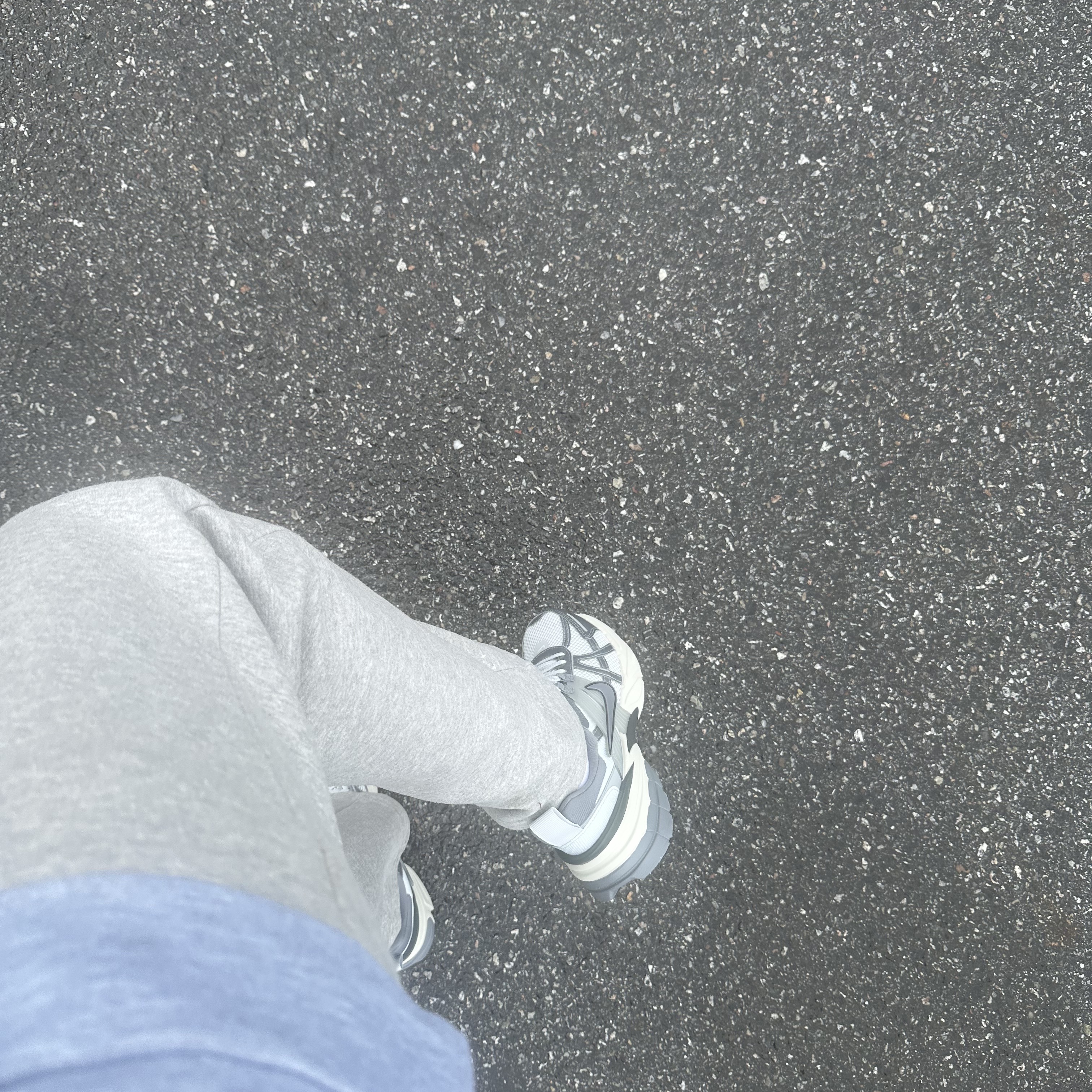 Nike V2K Run Pure Platinum Wolf Grey 착용 스타일 - 3